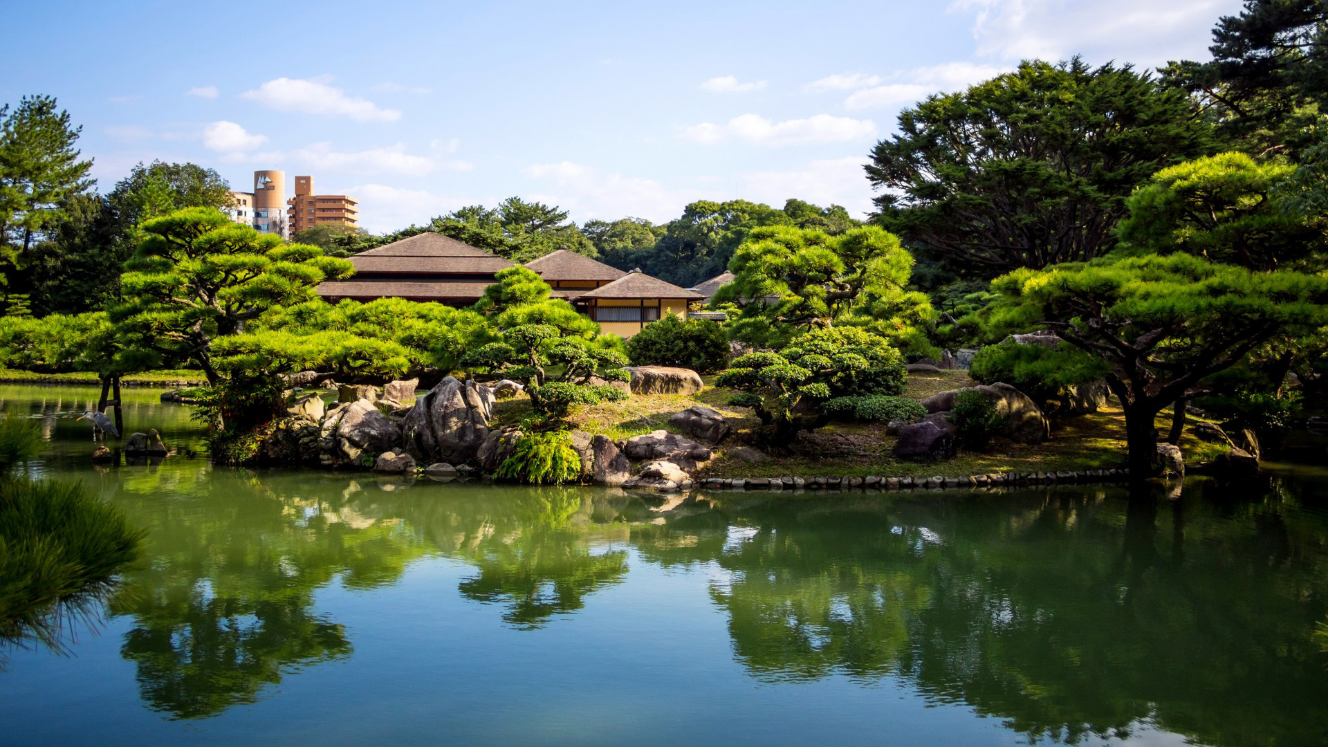 日本栗林公园池塘美景，免费高清风景桌面壁纸下载