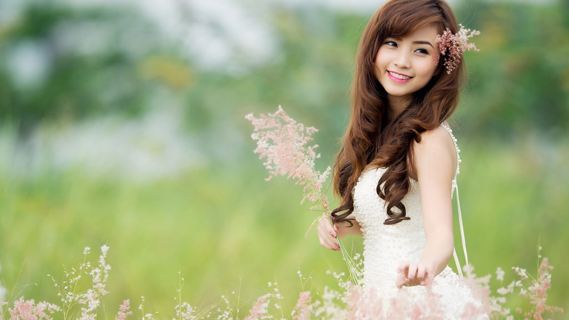 微笑美女与绚丽花朵，高清桌面壁纸免费下载
