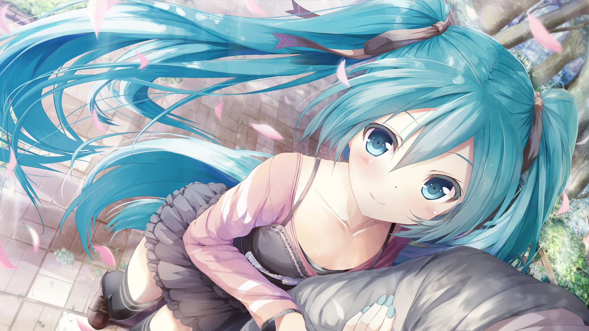 蓝色发梢初音未来，微笑眼眸动漫女孩，免费电脑壁纸下载