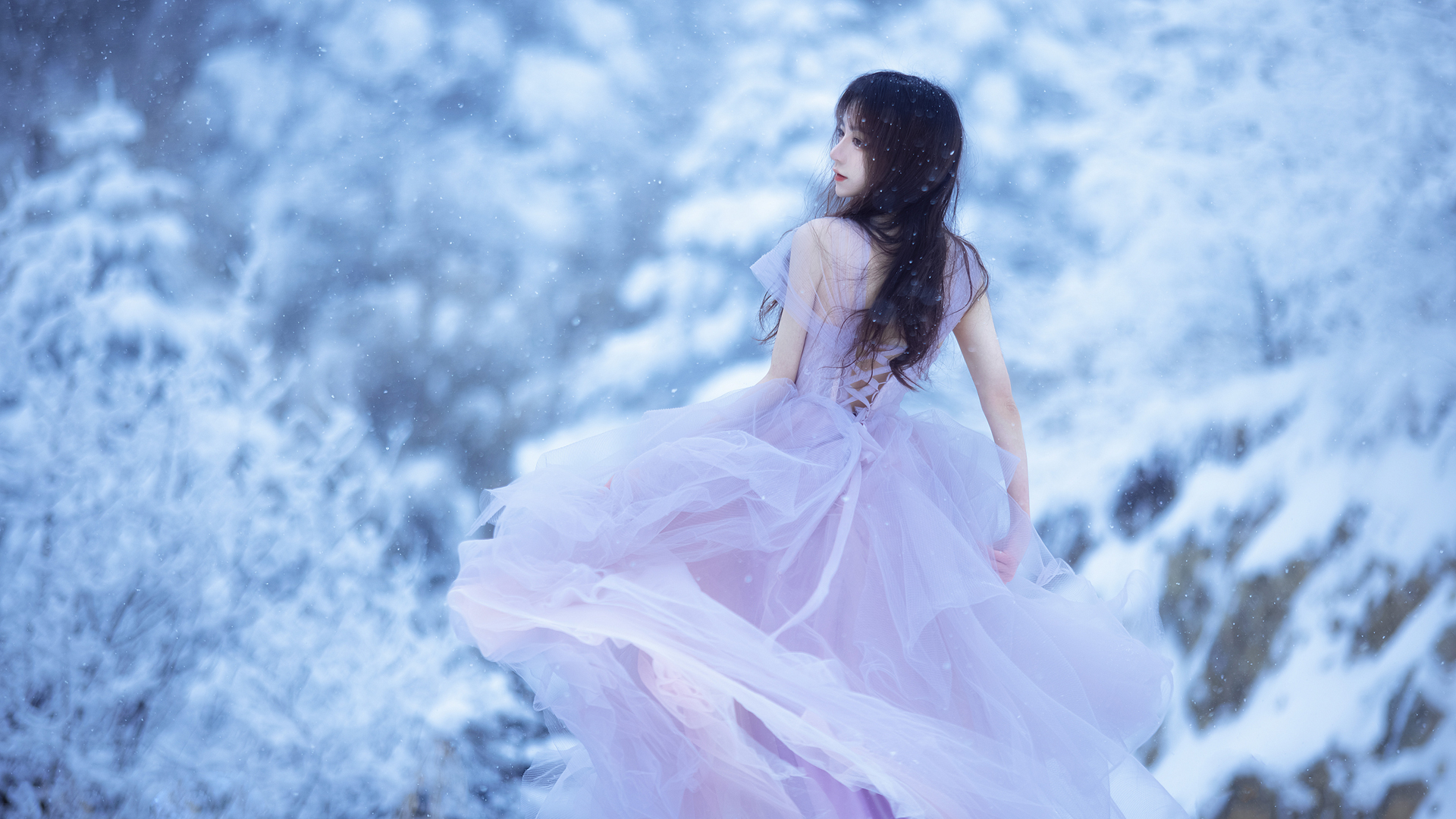 雪 唯美 紫色裙子美女背影壁纸