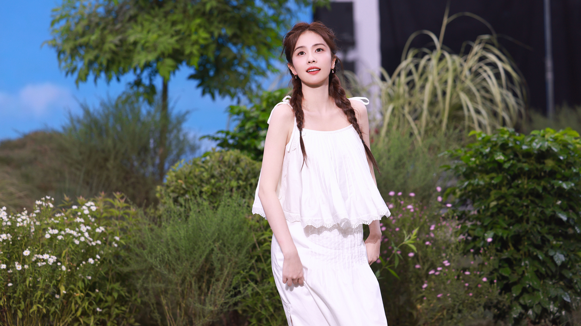 白鹿白色裙子小清新高清电脑壁纸美女，免费下载精选壁纸