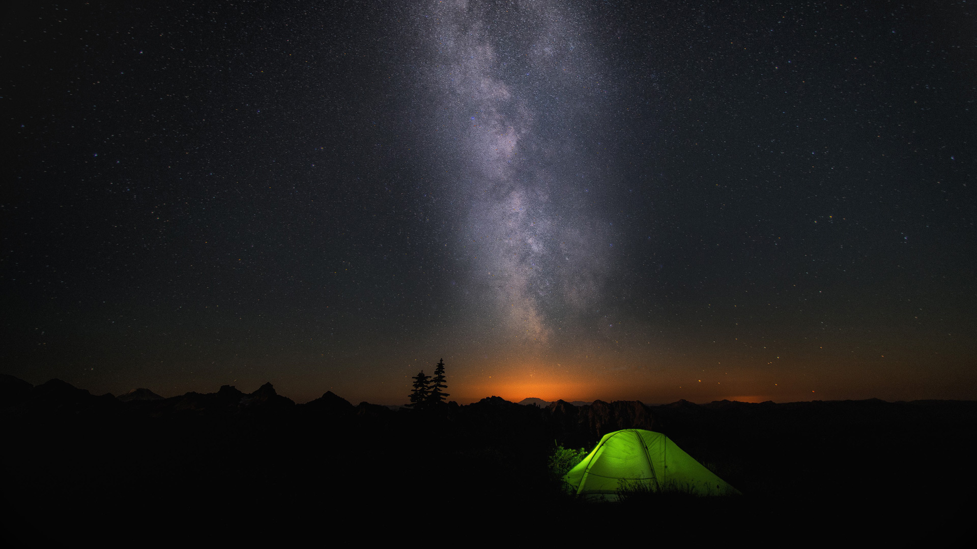 Windows 10夜晚星空宿营高清桌面壁纸，免费下载，畅享自然之美