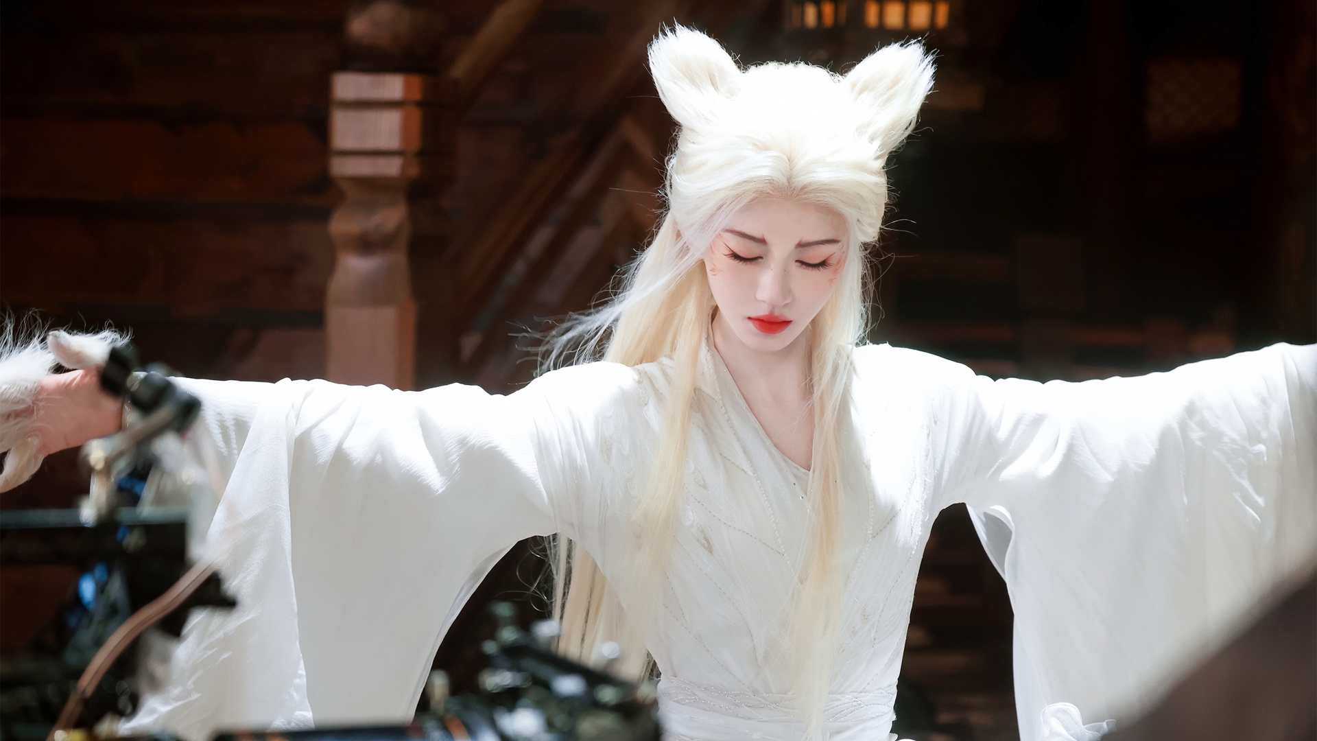 鞠婧祎白发狐狸美女壁纸，免费电脑桌面背景下载