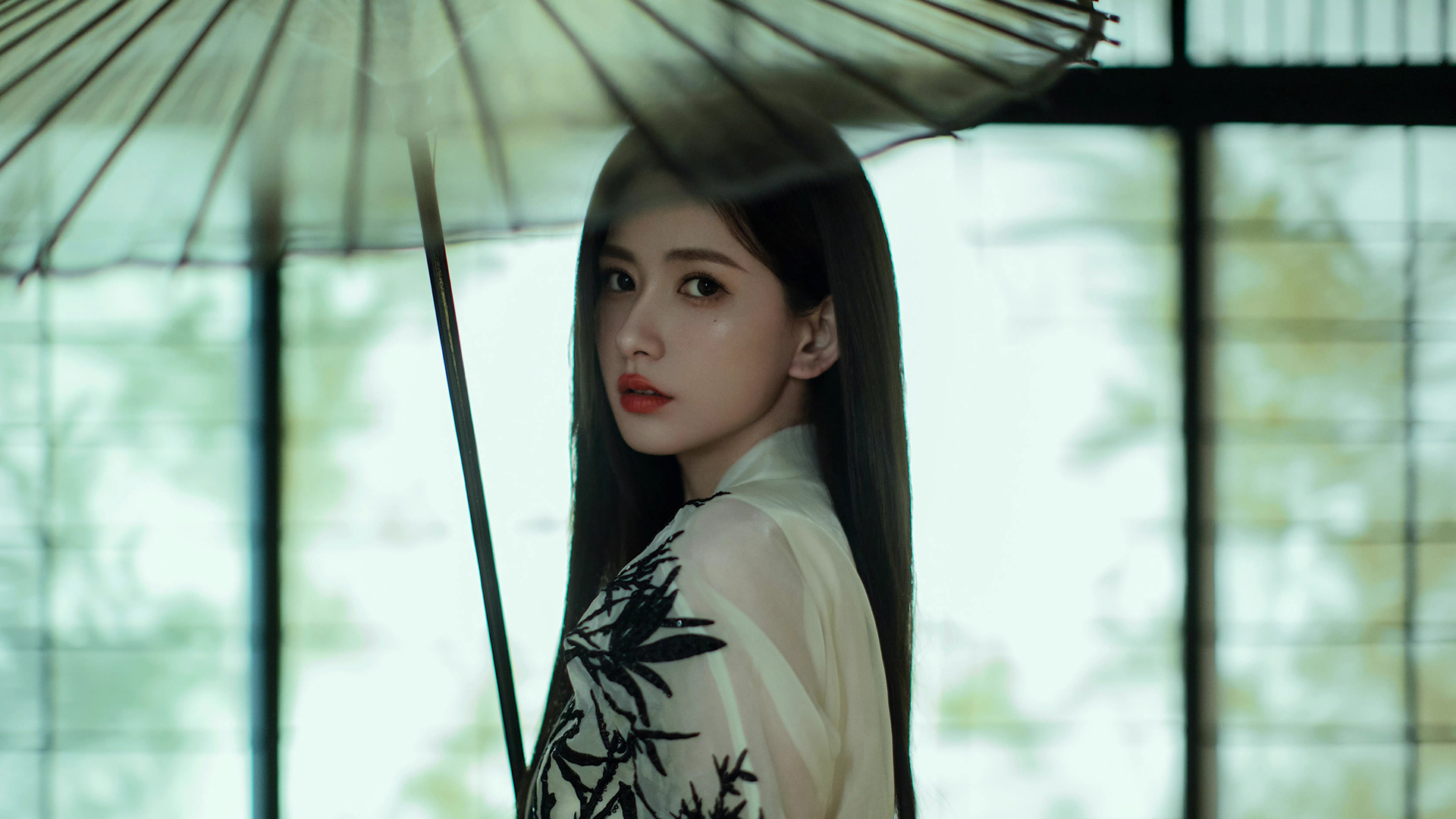 长发美女撑伞图，王秋紫高清壁纸，免费电脑壁纸下载