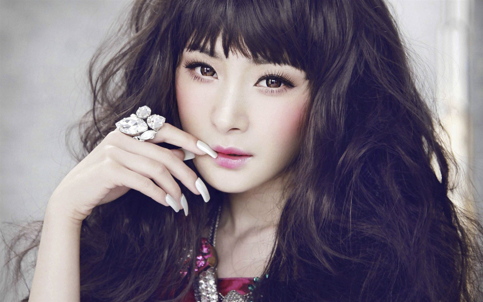 电脑美女壁纸大放送，最新高清免费下载，装点你的桌面！