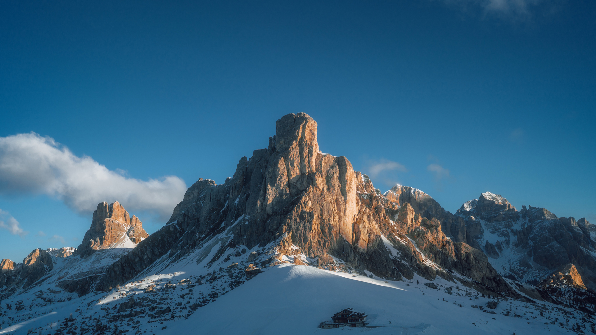 高清自然山脉雪景壁纸，免费下载电脑风景壁纸，展现绝美房子风光