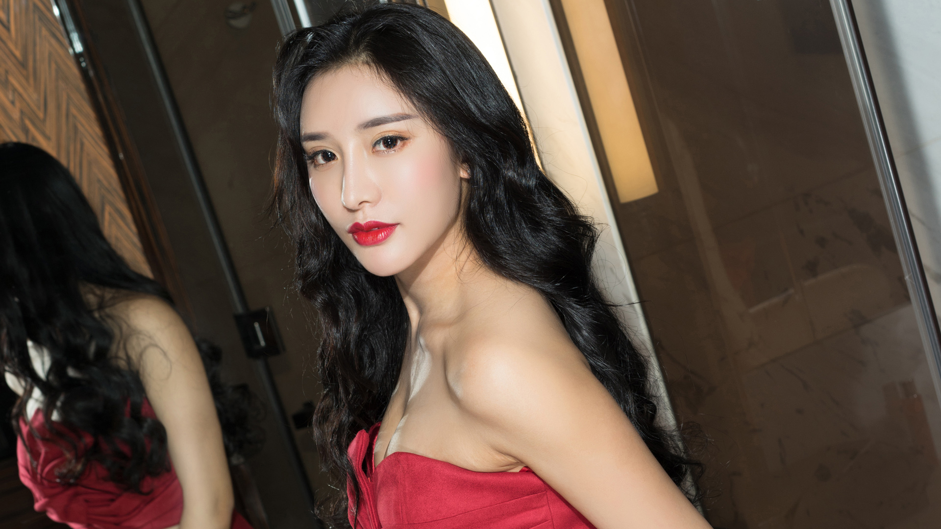 小西长发香肩美女低胸礼服壁纸