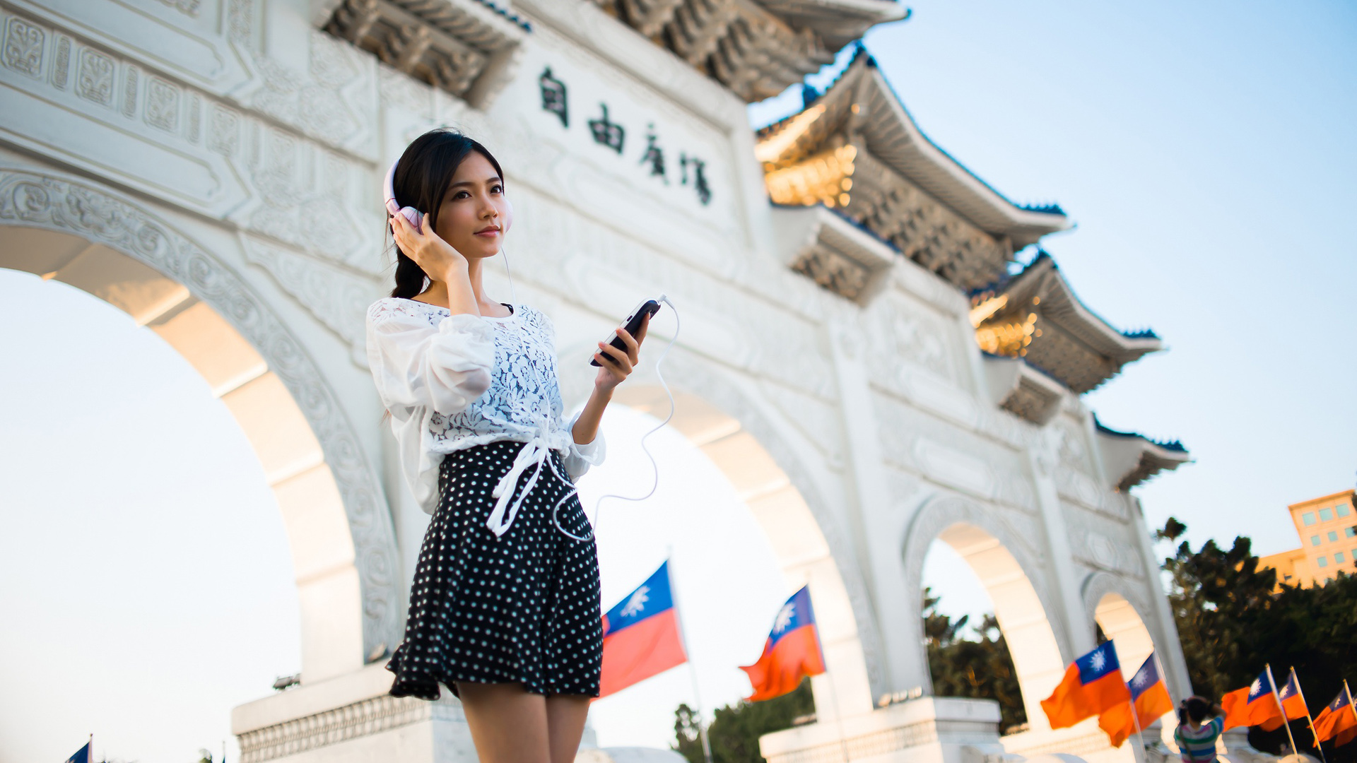 清新美女音乐耳机桌面壁纸