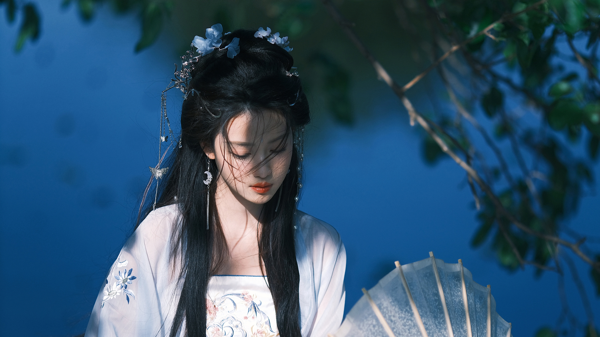 古风白衣美女壁纸，唯美高清，免费下载，装点你的电脑桌面