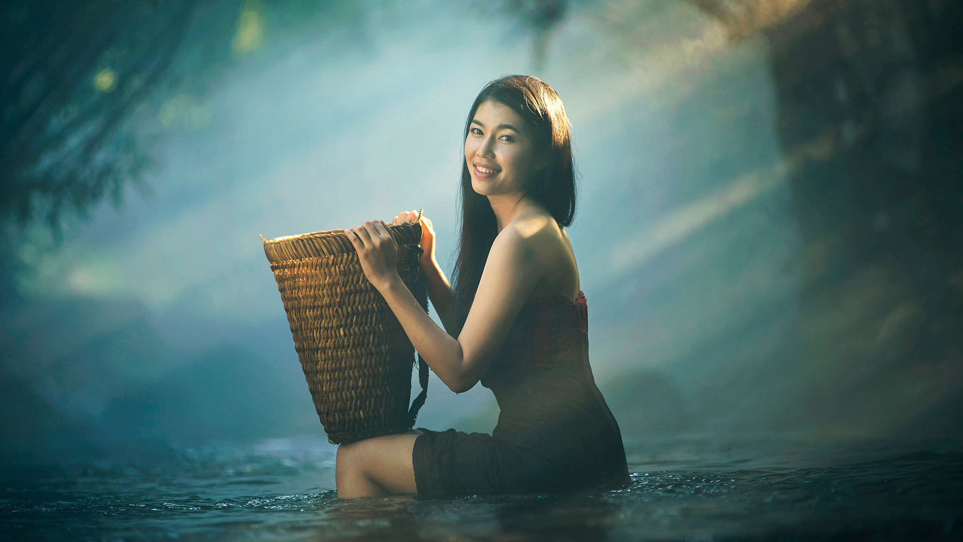 森林河流美景，微笑女孩与篮子，高清桌面壁纸免费下载