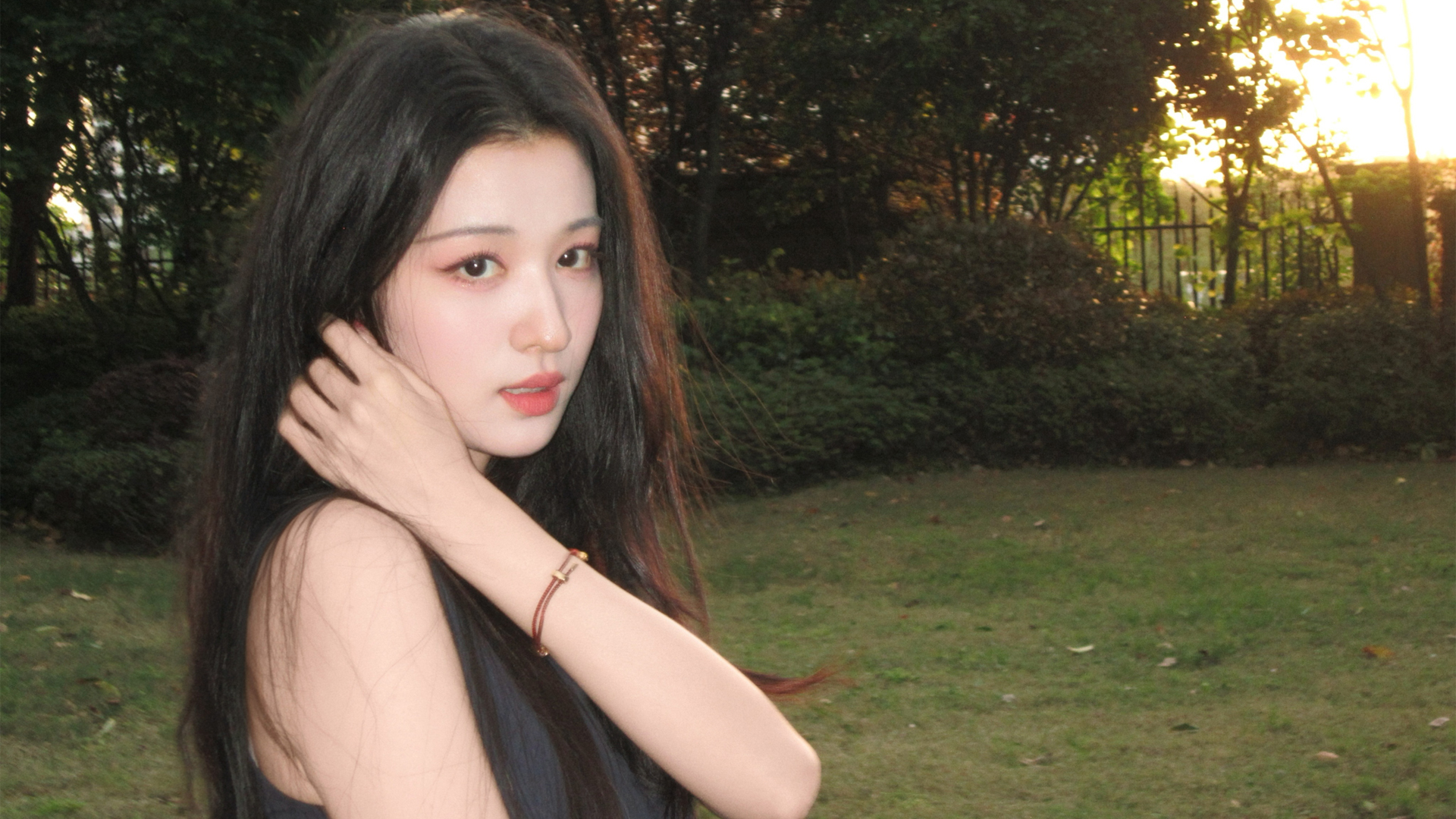 长发女神王楚然绿草地户外高清全屏壁纸，免费电脑桌面下载