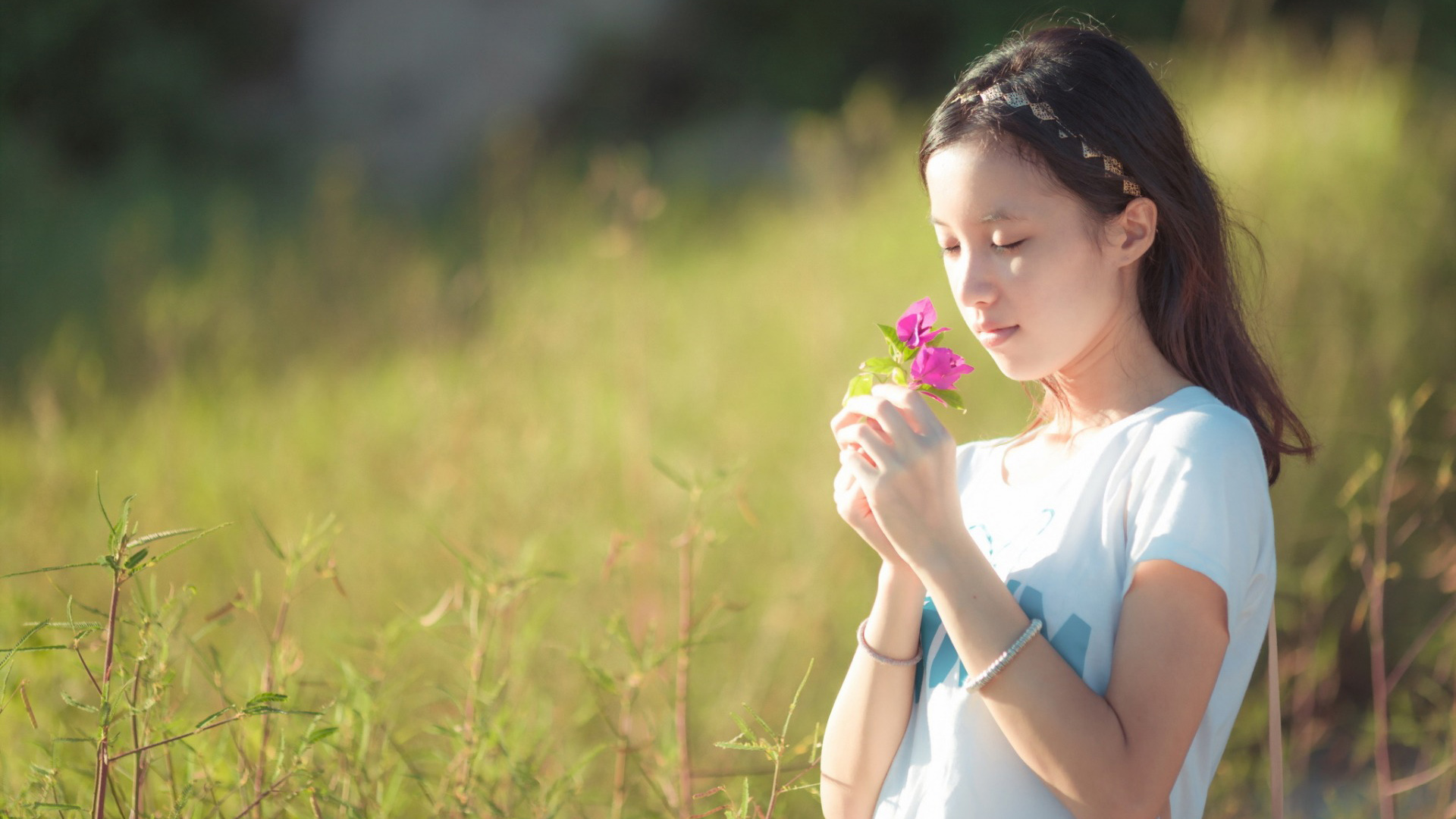 唯美女孩，闭眼赏花，心情如画，可爱桌面壁纸免费下载