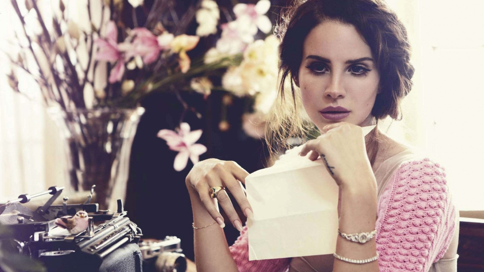 LANA del Rey壁纸美女，室内房间心情写照，免费电脑壁纸下载