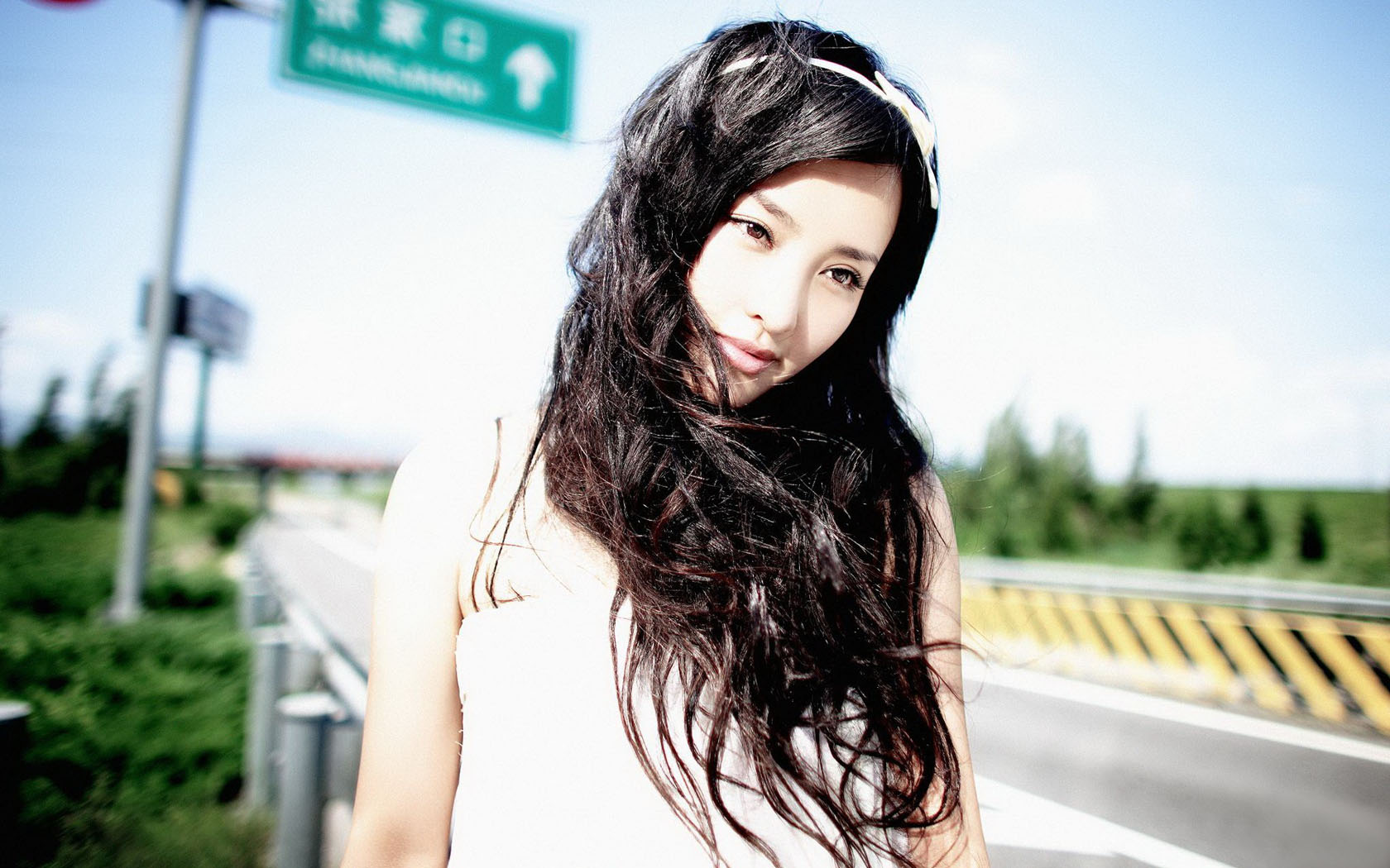 公路美女桌面背景图片