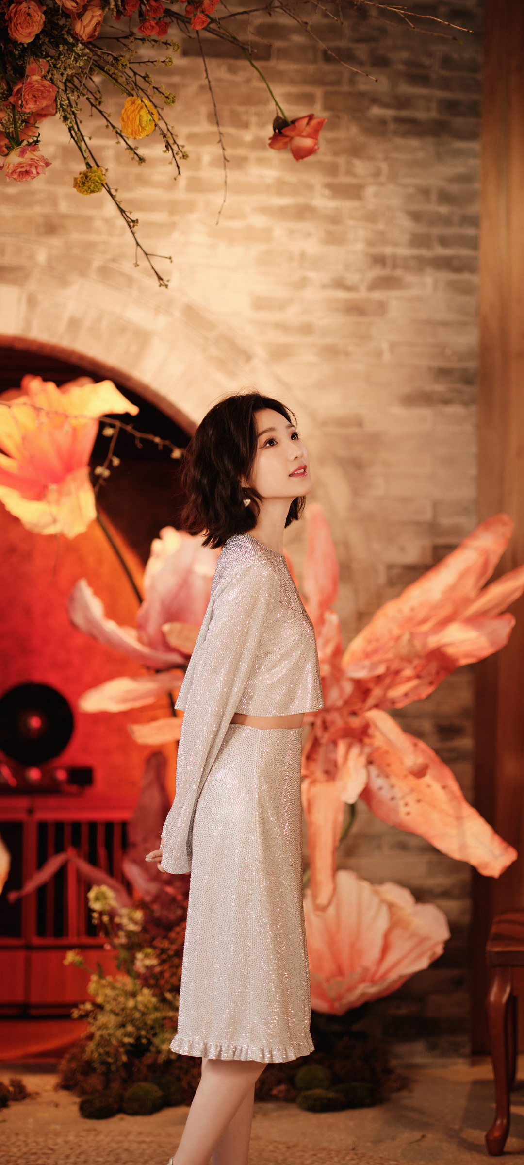 毛晓彤白色礼服发光裙，美女壁纸免费下载，手机美化新选择