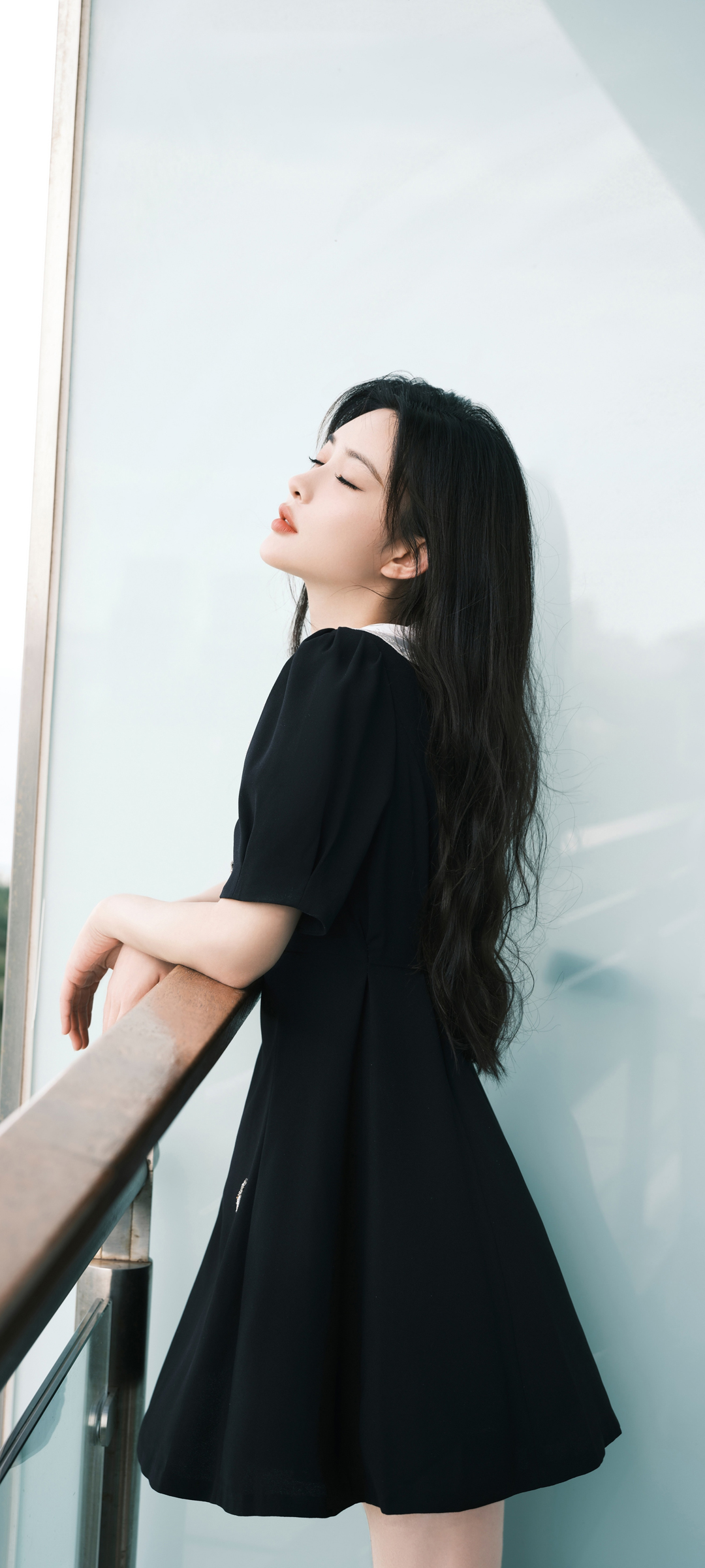 孟子义黑衣倩影，绝美壁纸免费下载，装点你的手机桌面