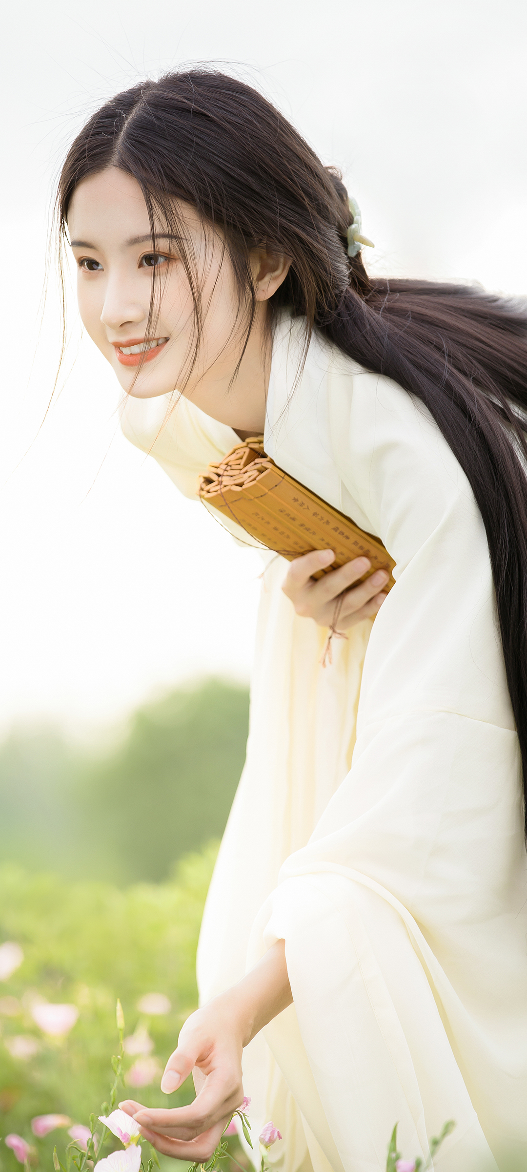 古风美女持竹简，唯美壁纸免费下载，装点你的手机屏幕