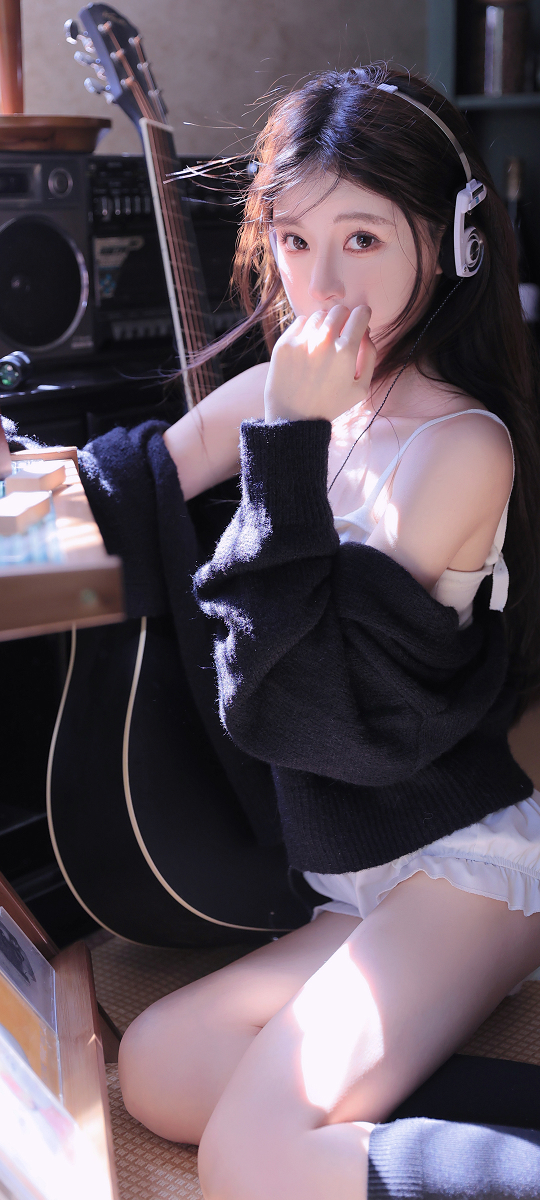 吉他音符跃动，美女笑颜如花！高清可爱手机壁纸免费下载