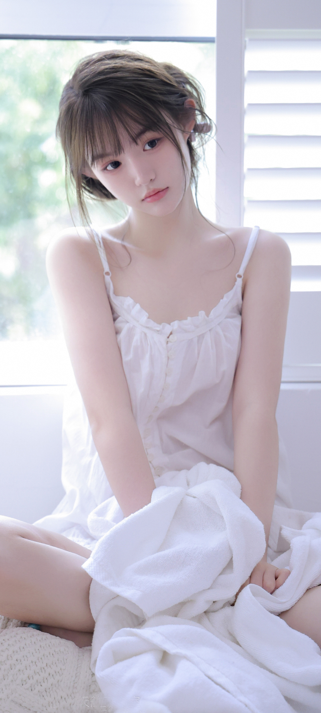 免费下载，居家美女白色吊带睡裙手机壁纸，清新美艳任你选