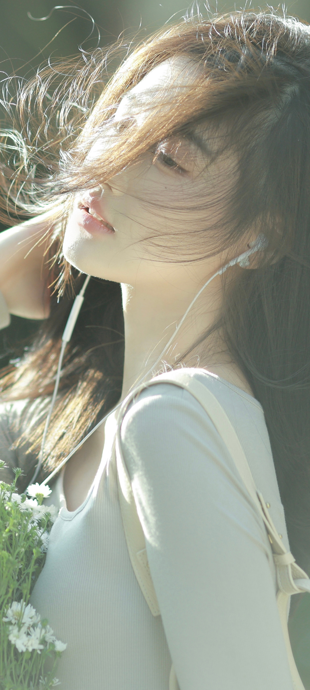 森系鲜花美女高清壁纸，清纯美女手机屏保，免费下载