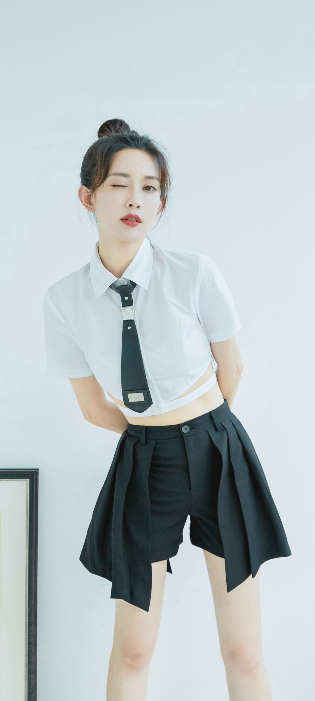 孟子义美照，清新白色衬衫手机壁纸，免费下载
