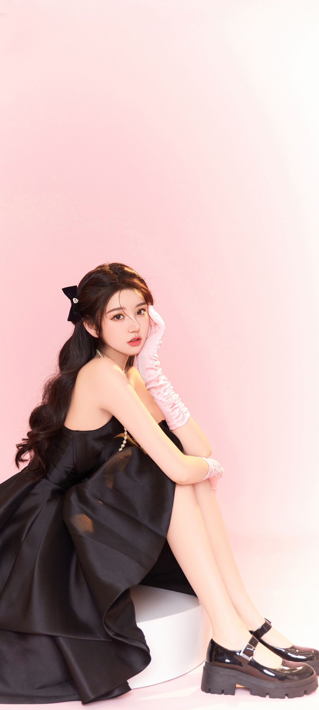 黑裙美女长腿魅力，精选手机壁纸免费下载