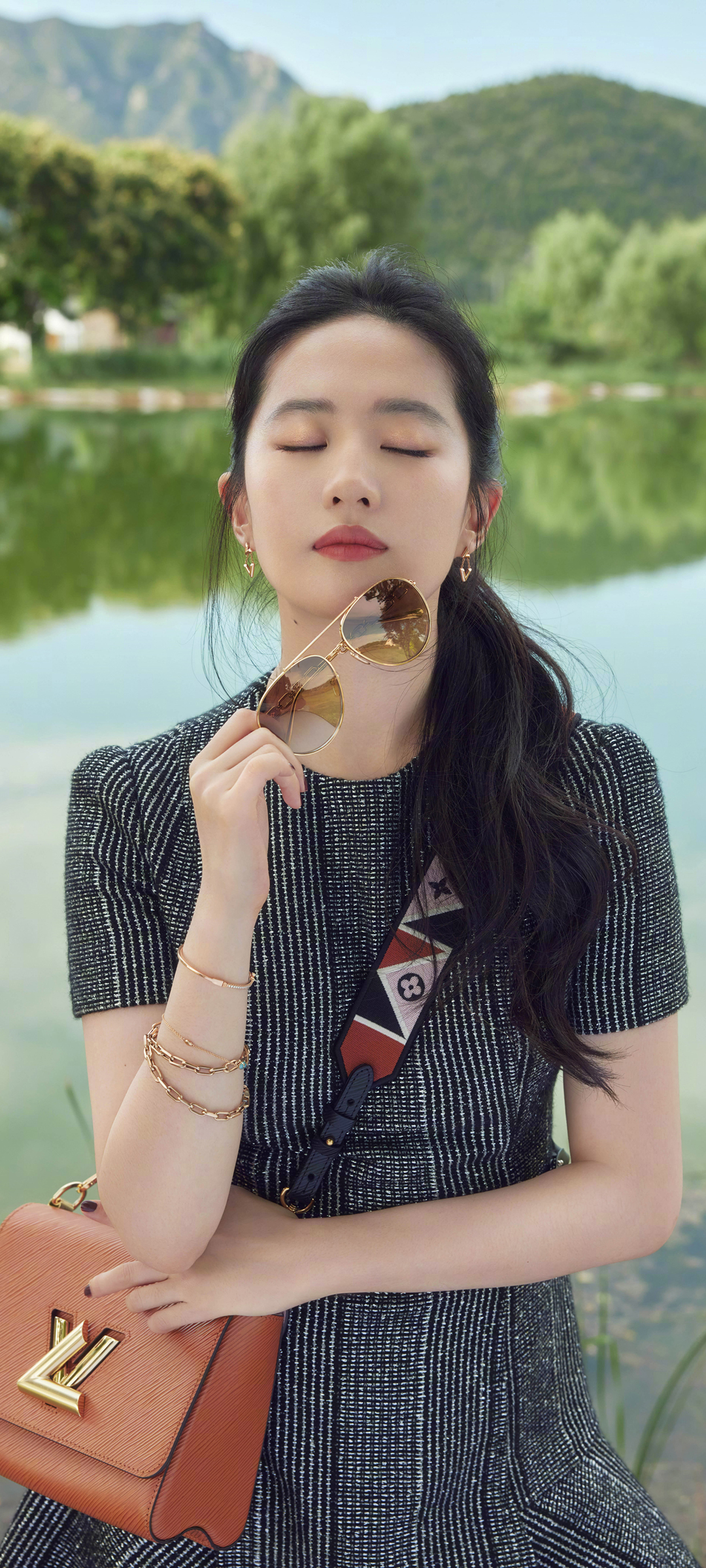 刘亦菲闭眸湖畔，唯美瞬间，免费美女手机壁纸高清下载
