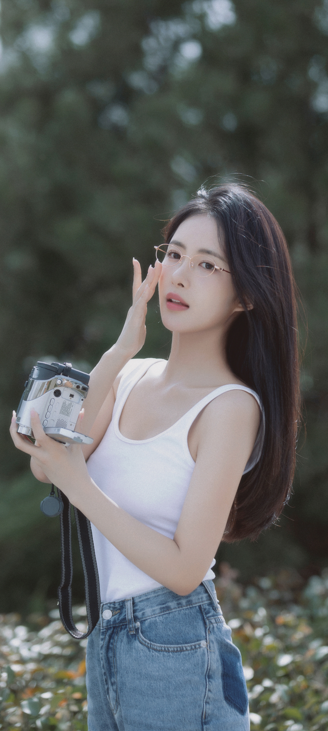 清纯长发眼镜美女壁纸，免费下载手机美化背景
