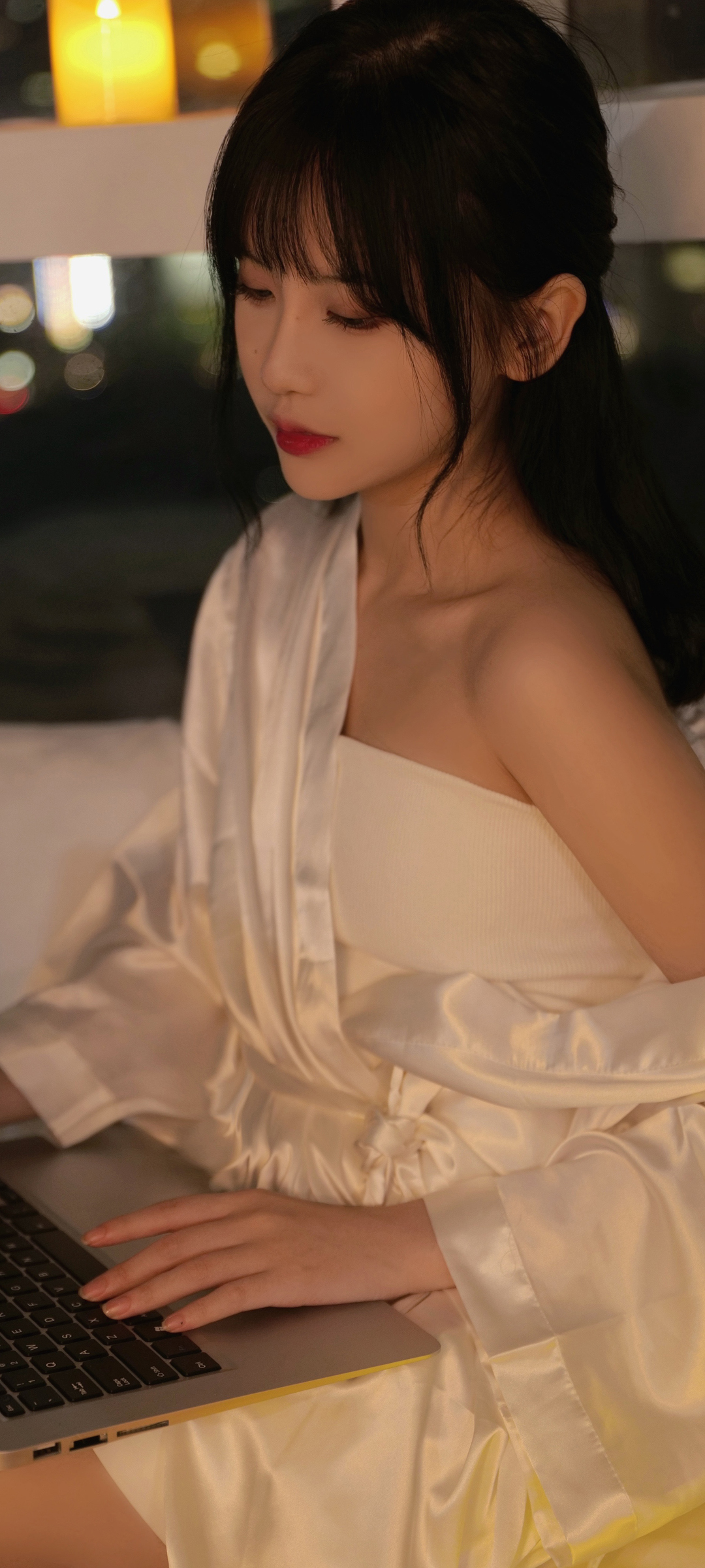 杨清柠白衣美照，全面屏笔记本与手机壁纸，免费下载欣赏