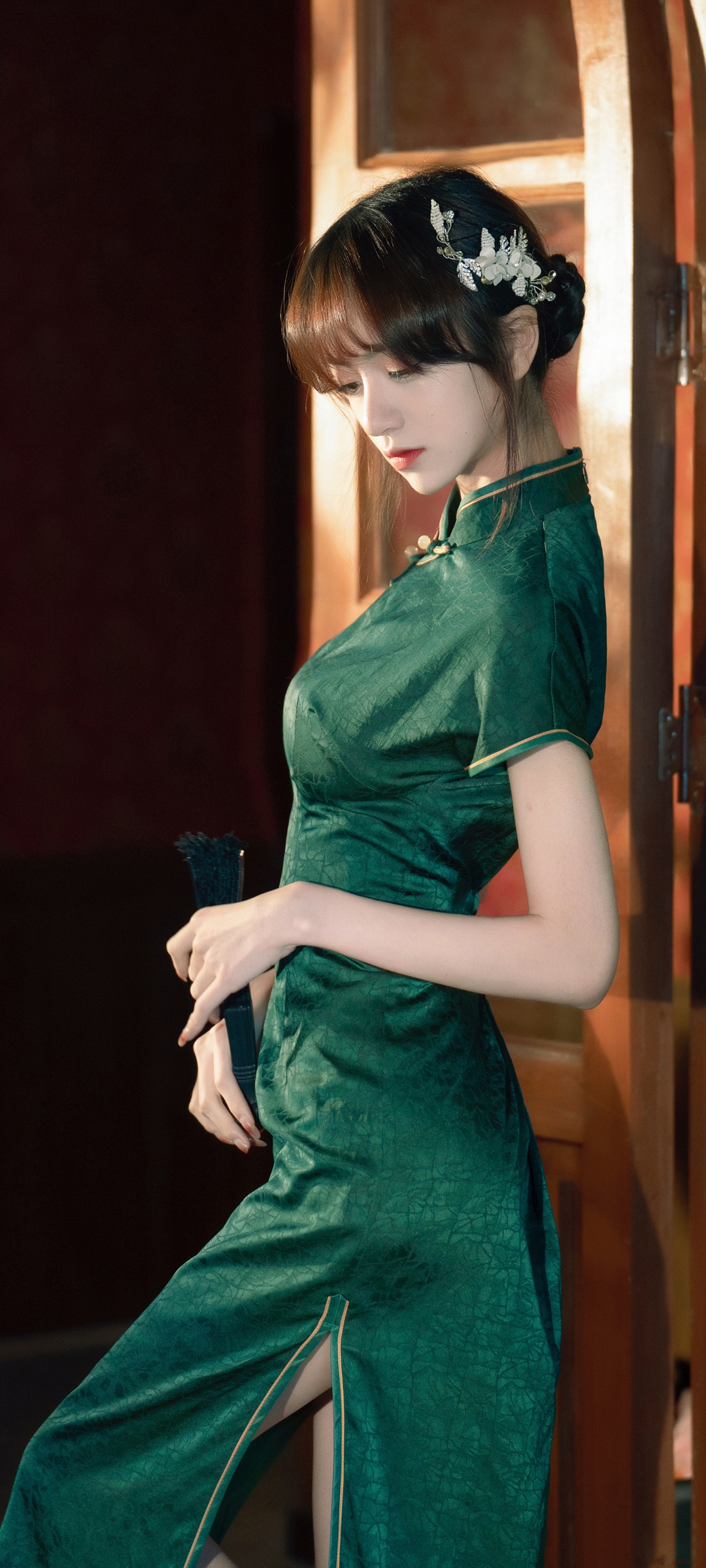 藤原由纪绿色旗袍秀，养眼身材美腿，高清手机壁纸免费下载