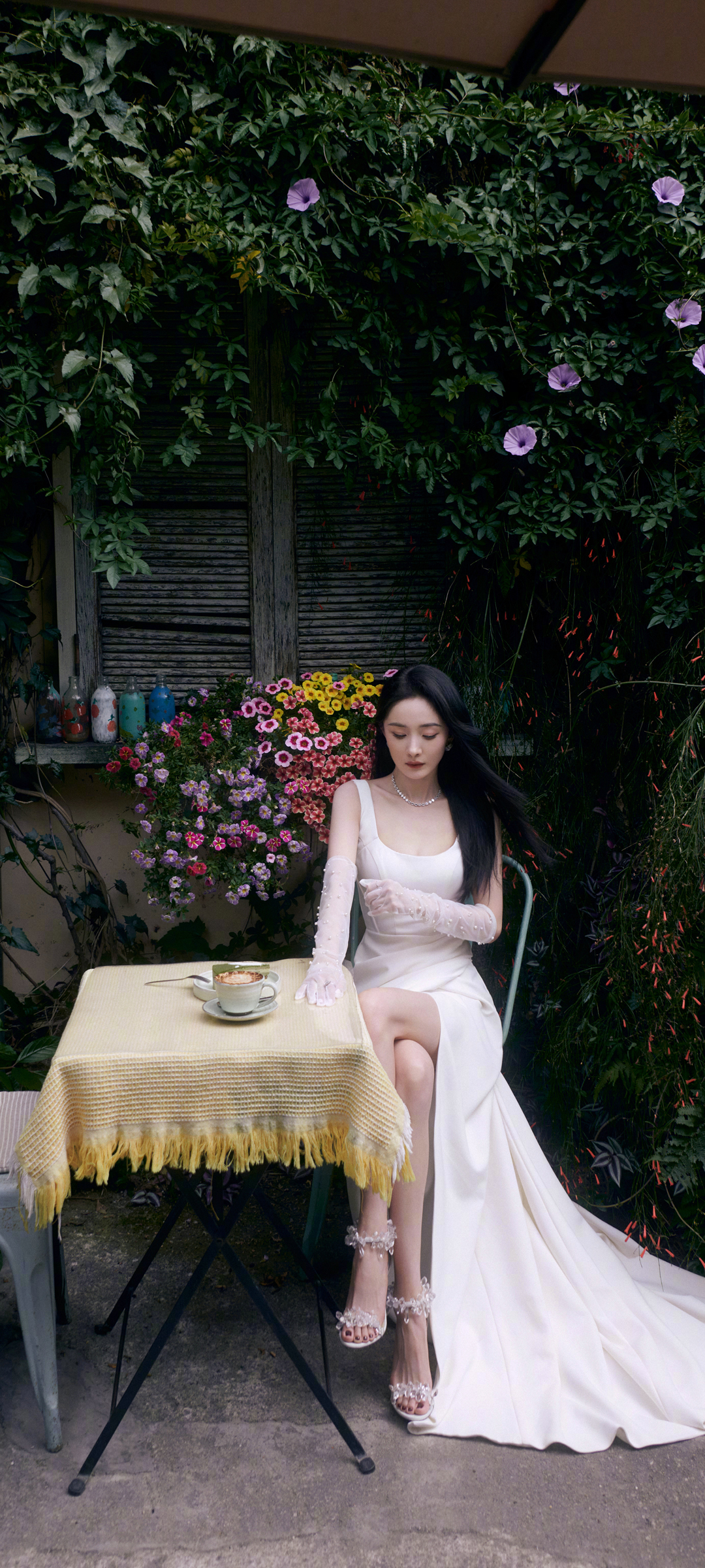 杨幂白裙倩影，绝美高清手机壁纸，免费下载尽享！