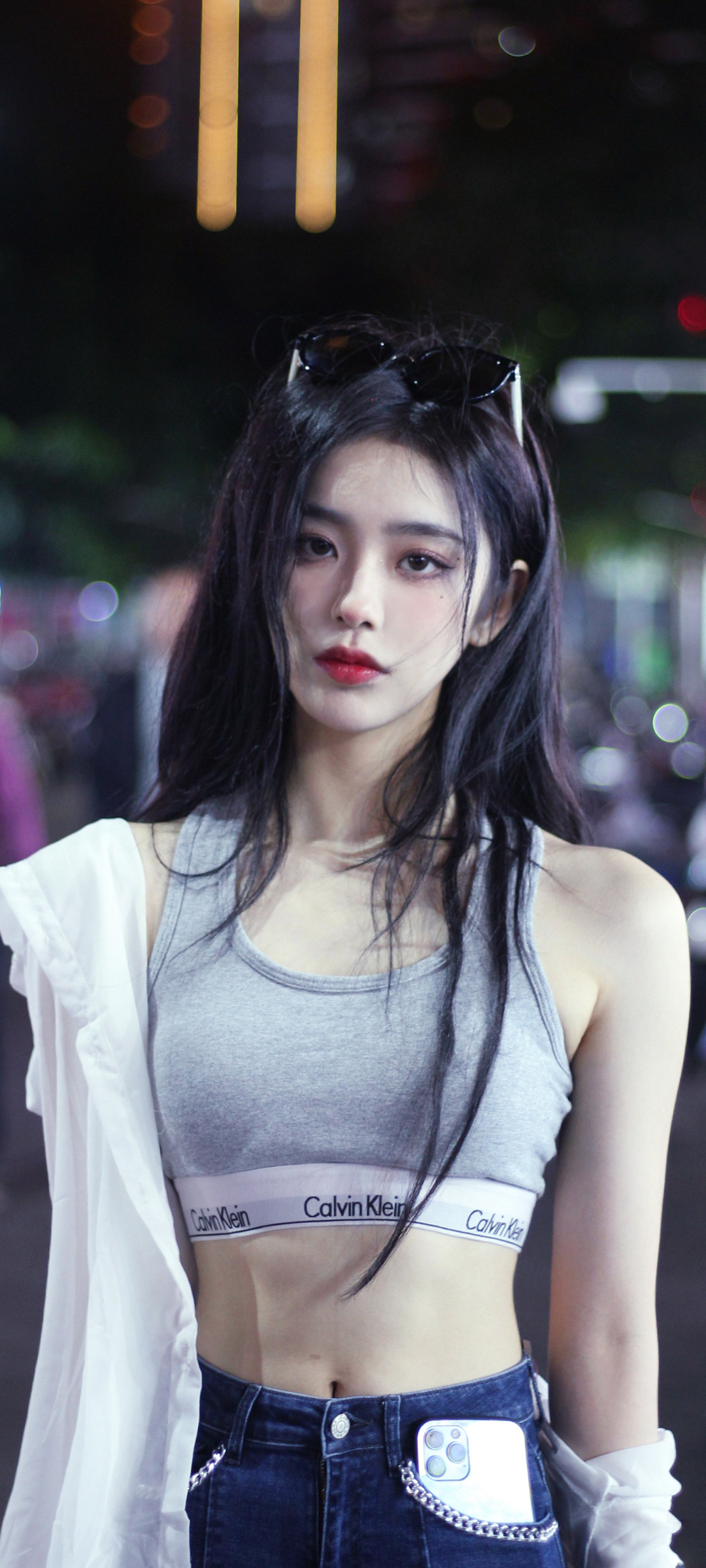 夜拍长发眼镜美女，全屏手机壁纸，免费下载欣赏