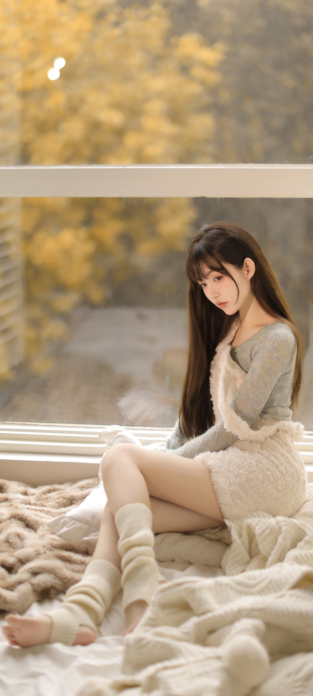 免费下载美女手机壁纸，长发好身材，毛衣袜子养眼美腿，居家美女图片精选