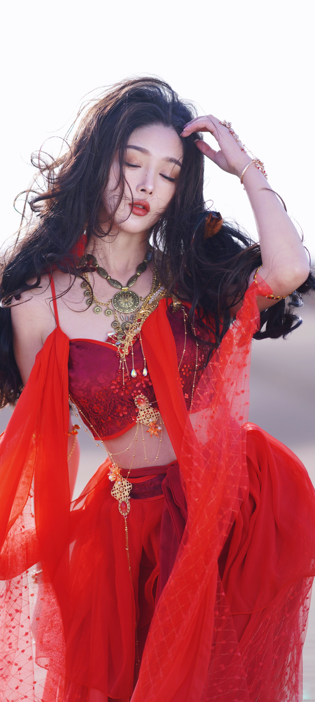 西域佳人红裙倩影，全屏美女壁纸免费下载