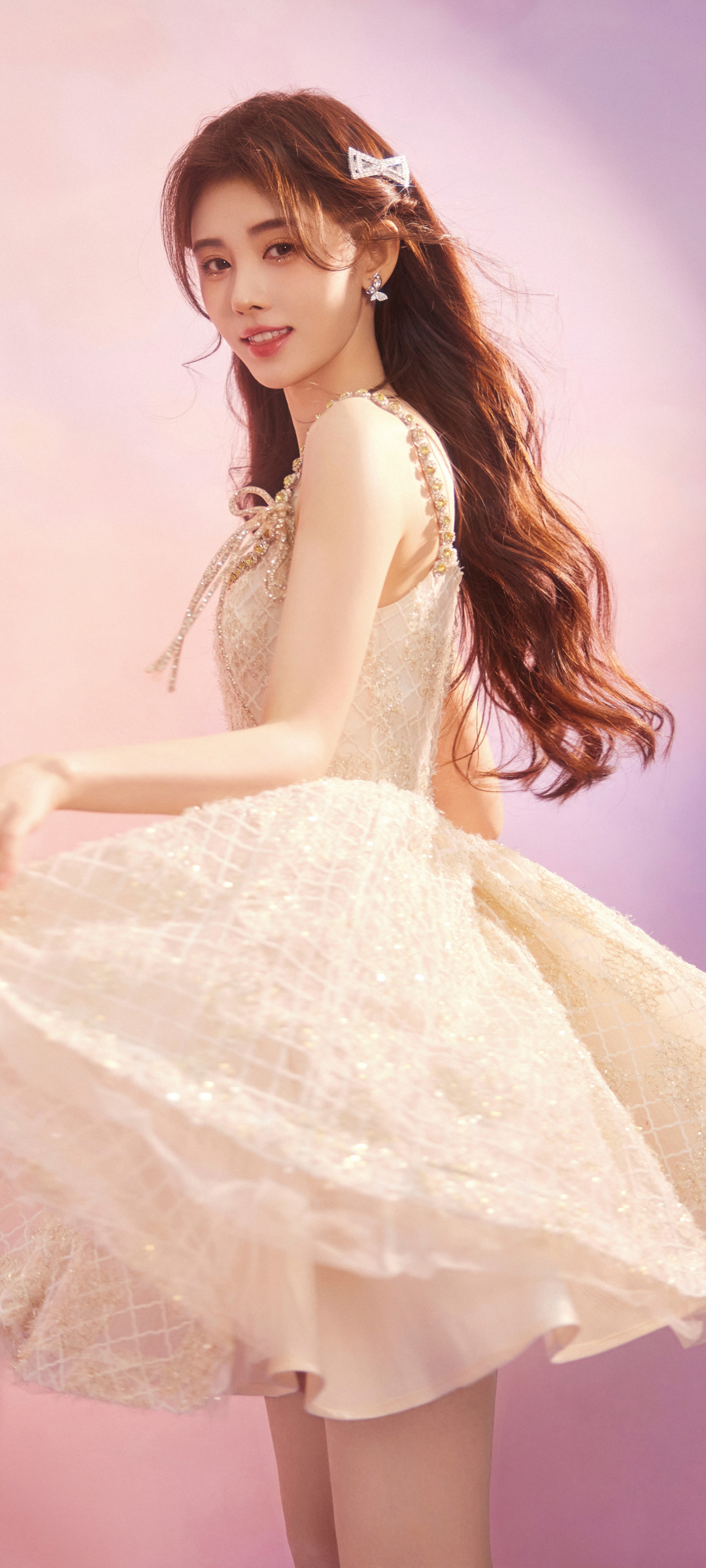 鞠婧祎白衣微笑美女壁纸，高清手机壁纸免费下载