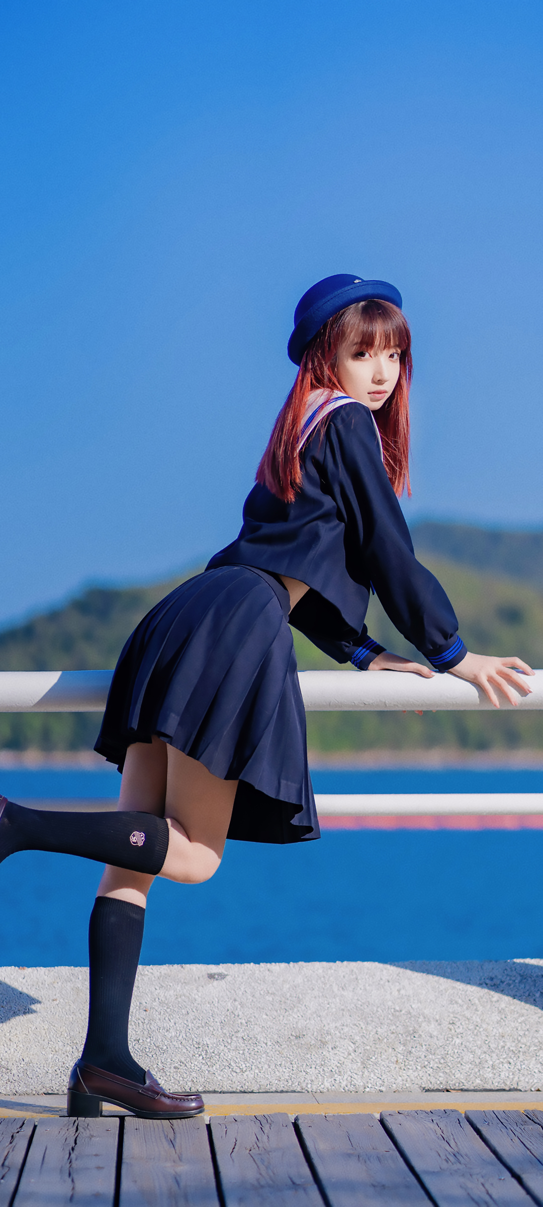 深蓝色水手服美女壁纸，免费高清下载，美化你的手机界面