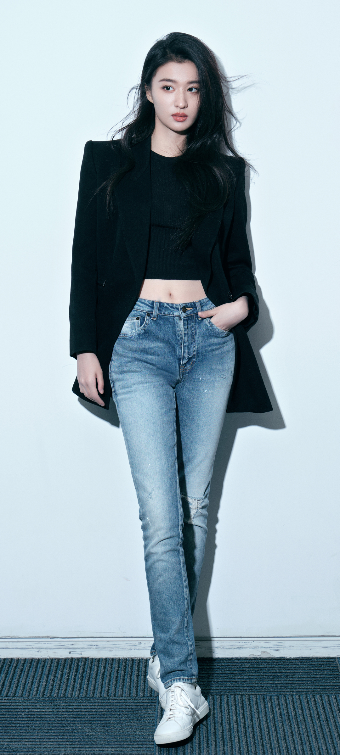 王楚然牛仔裤美照，高清美女手机壁纸，免费下载