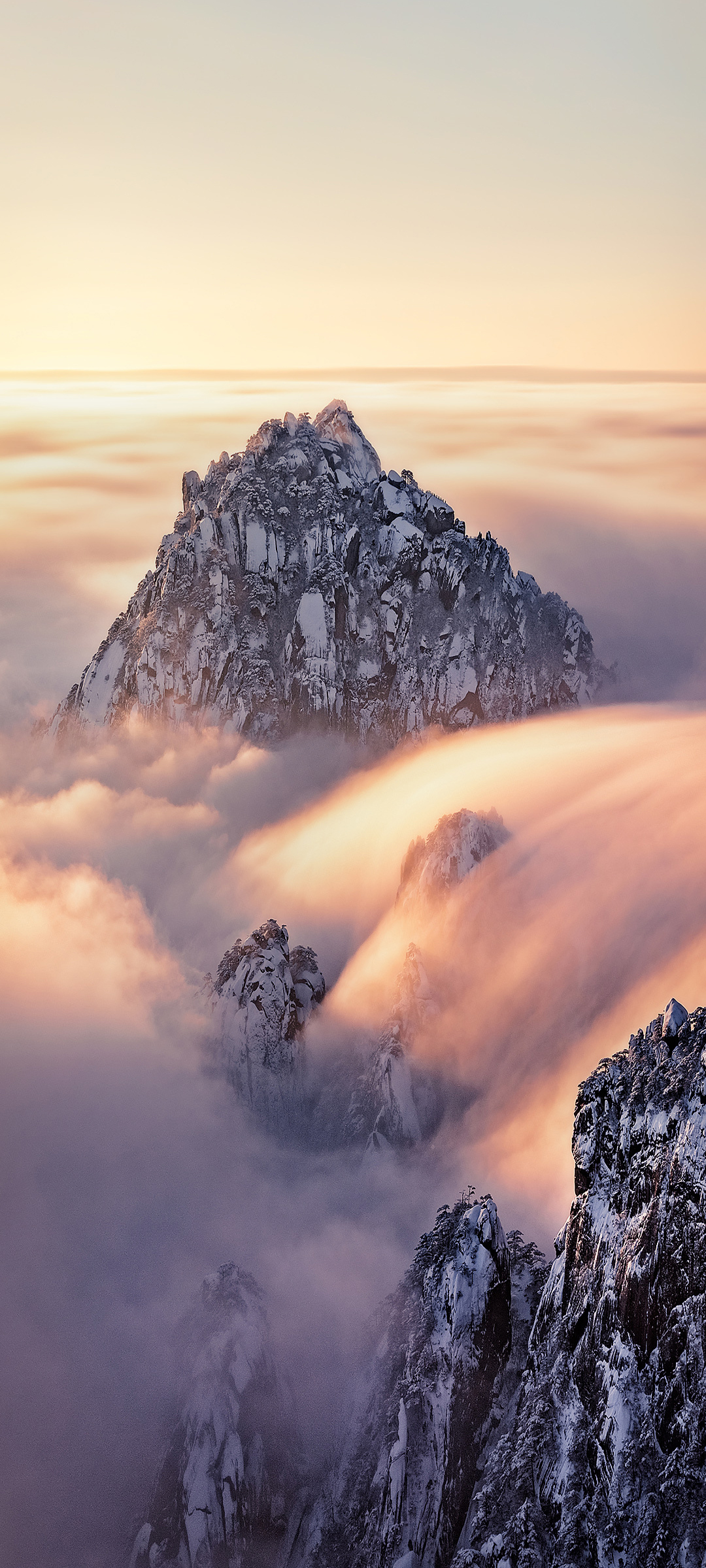 山雾缭绕美景壁纸，全屏展示，免费下载手机专属风景图