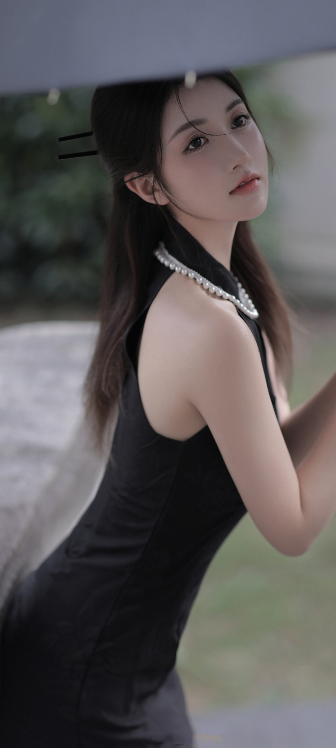 绝美黑旗袍佳人侧影，全屏手机壁纸免费下载