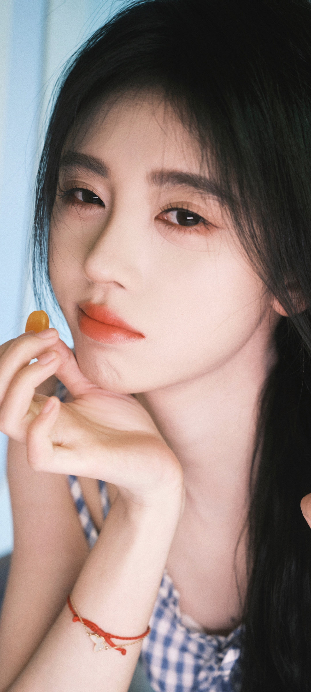 鞠婧祎萌趣表情手机壁纸，美女高清美图免费下载