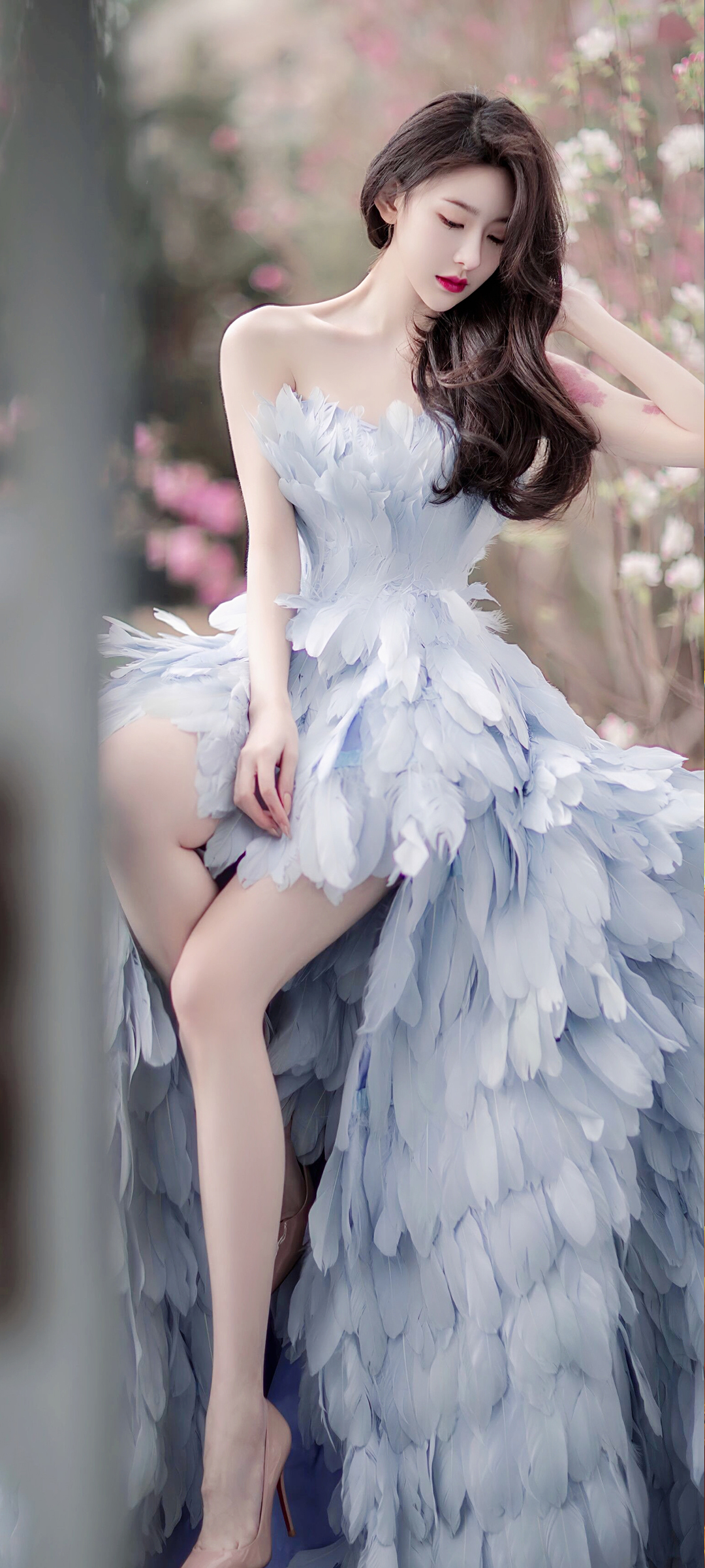 唯美羽毛裙美女高清全屏壁纸，美腿倩影，免费下载手机壁纸