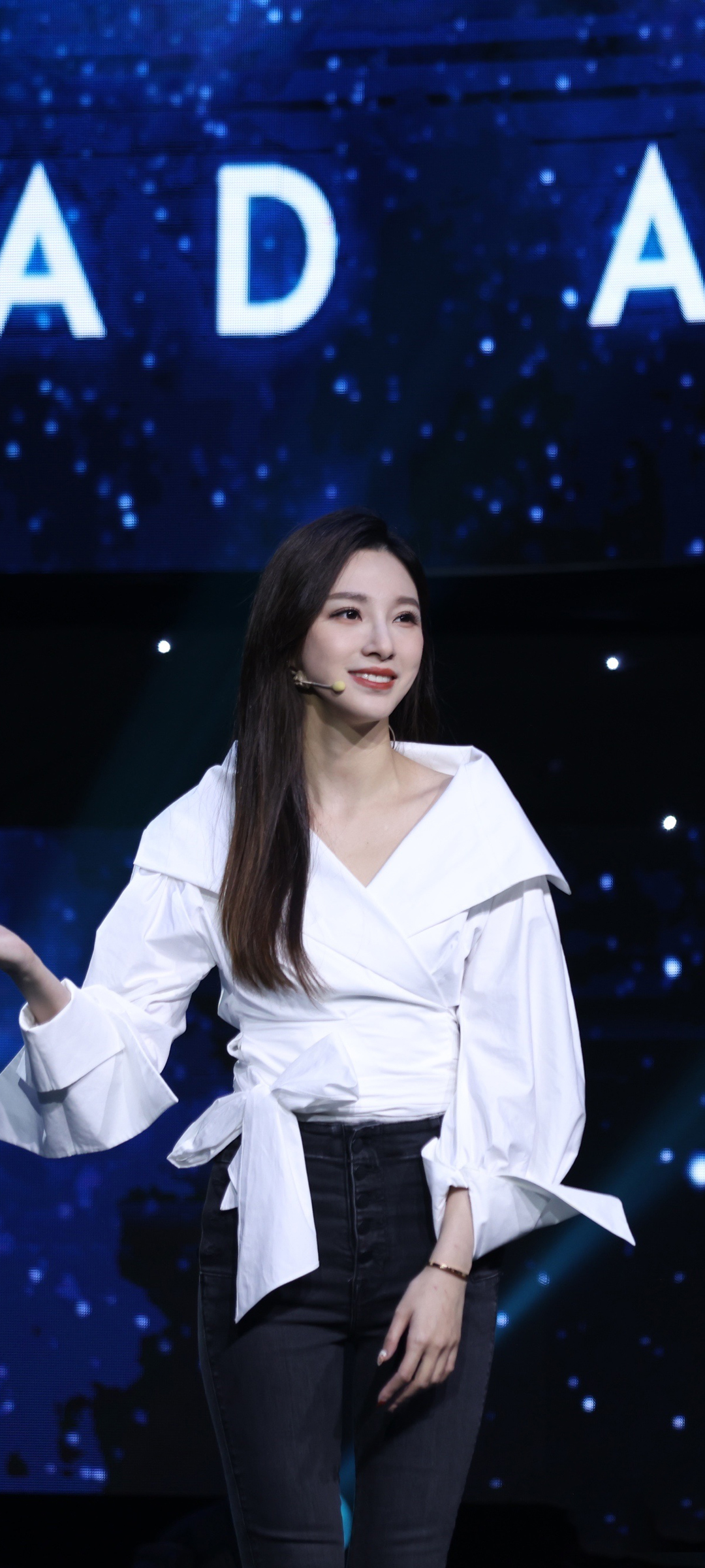 马凡舒舞台倩影，白衣牛仔裤，美女壁纸免费下载