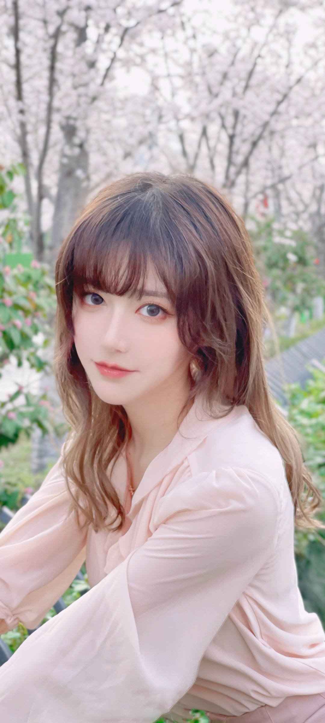 网红美女粉色衣裳全屏壁纸，免费手机背景下载