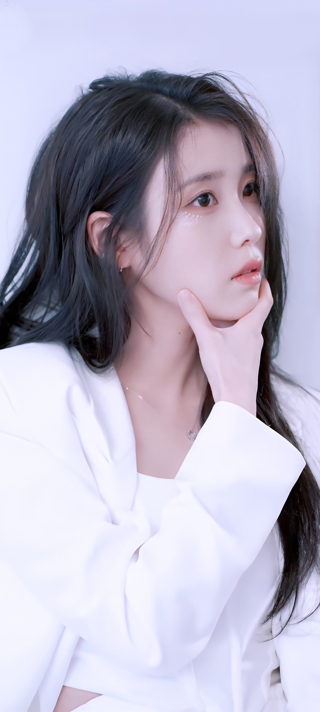 IU李知恩绝美侧颜，白衣倩影手机壁纸，高清免费下载