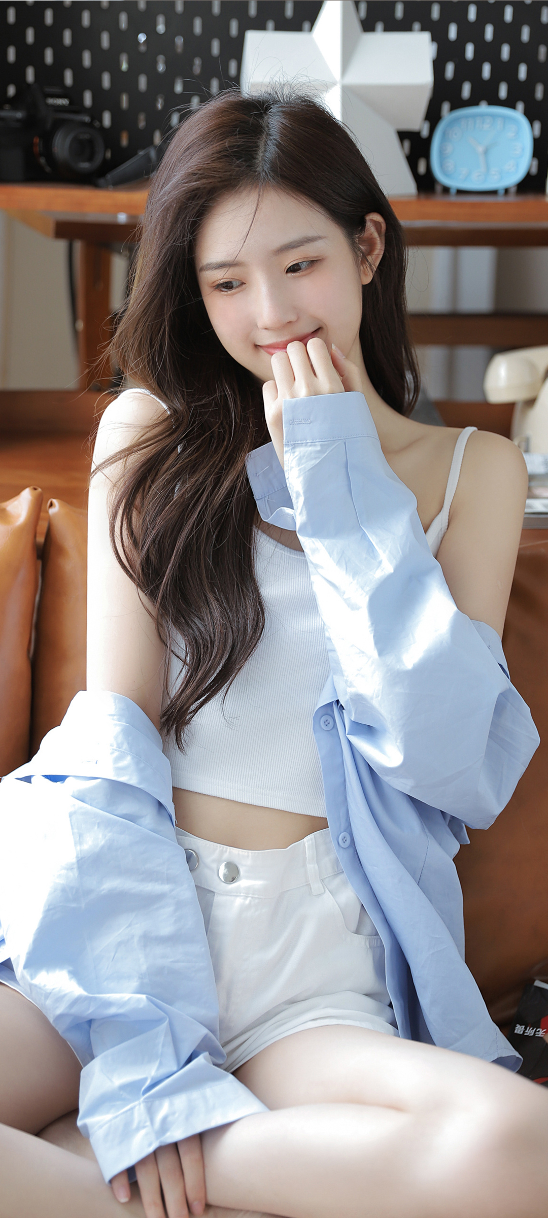夏装甜美佳人白裤倩影，全屏手机壁纸，免费下载美图赏