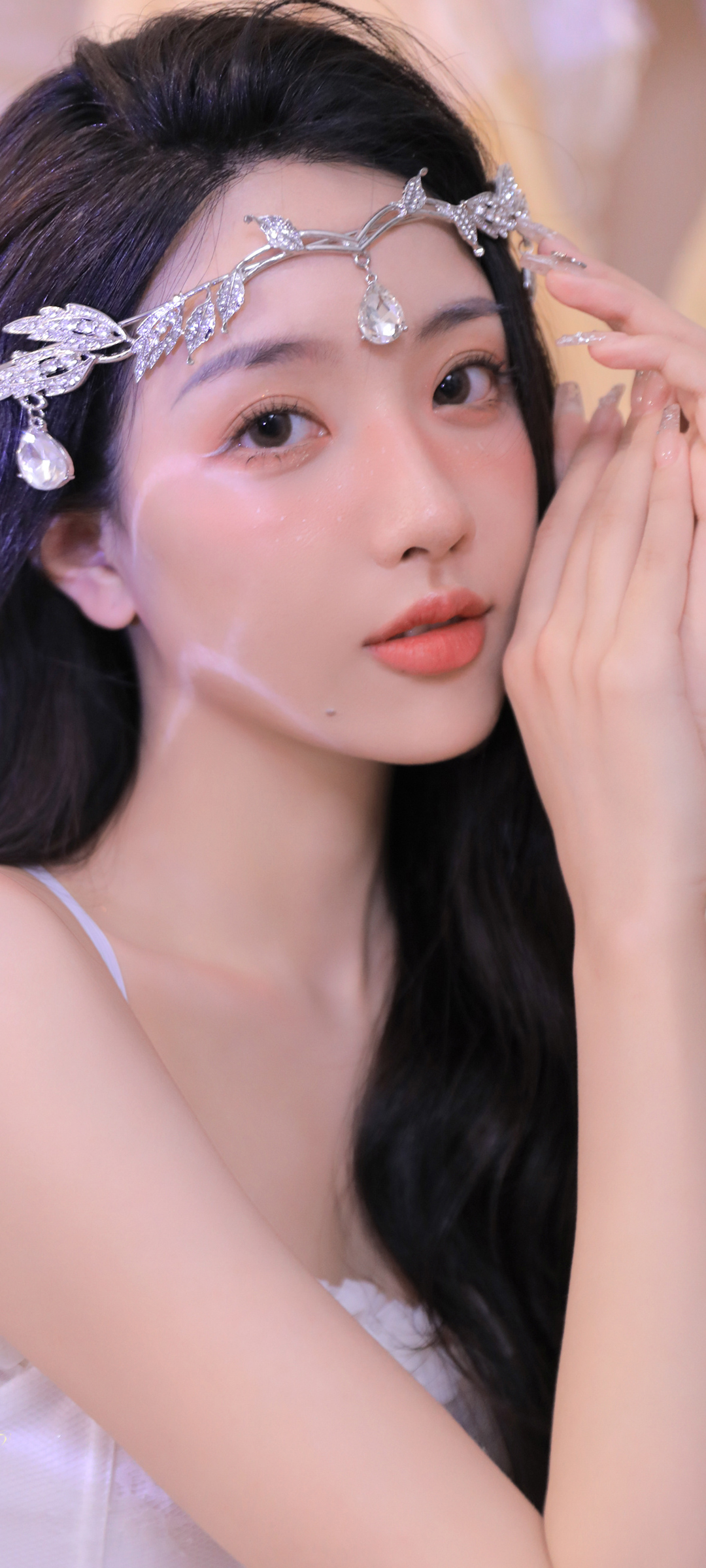美女头饰高清壁纸，养眼美图免费下载，手机美化必备