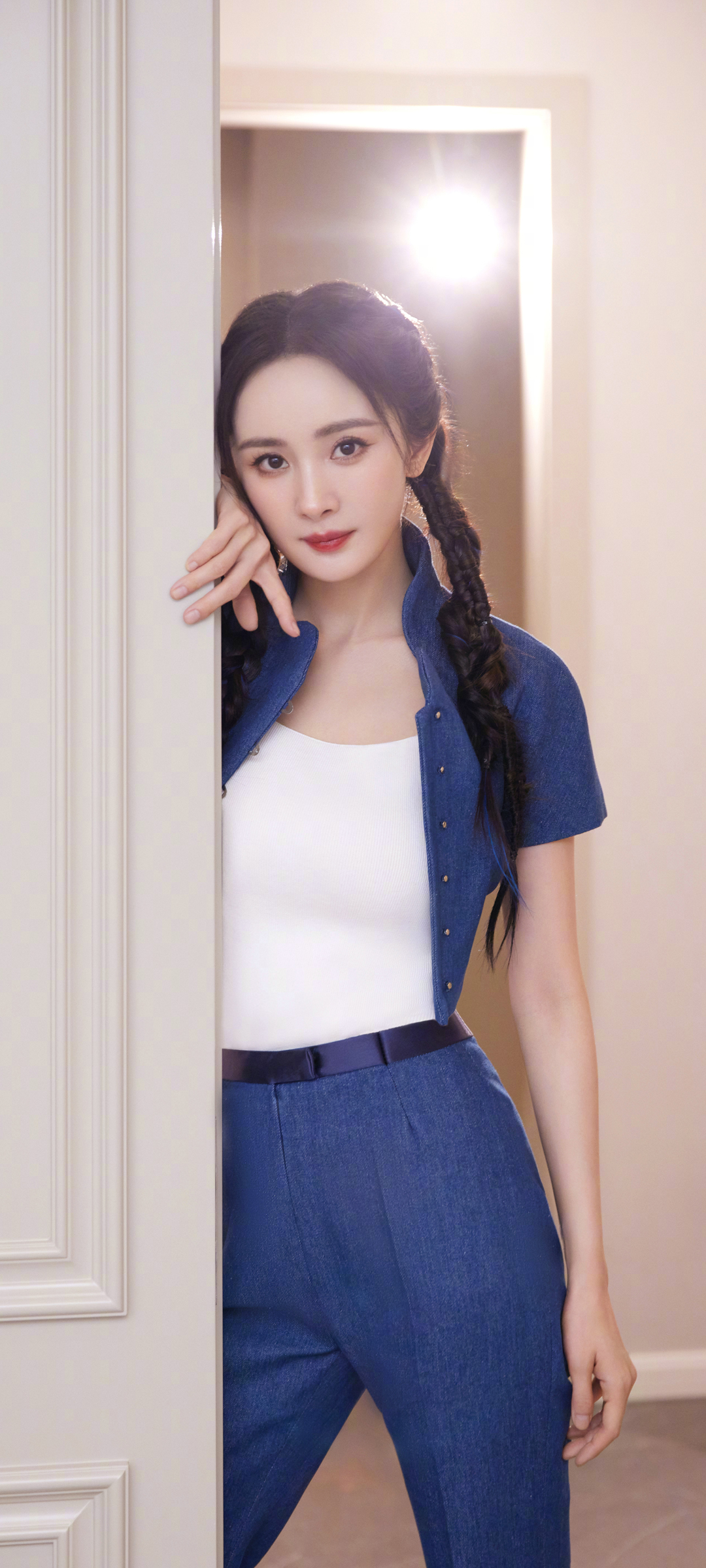 杨幂牛仔套装靓照，高清手机壁纸免费下载
