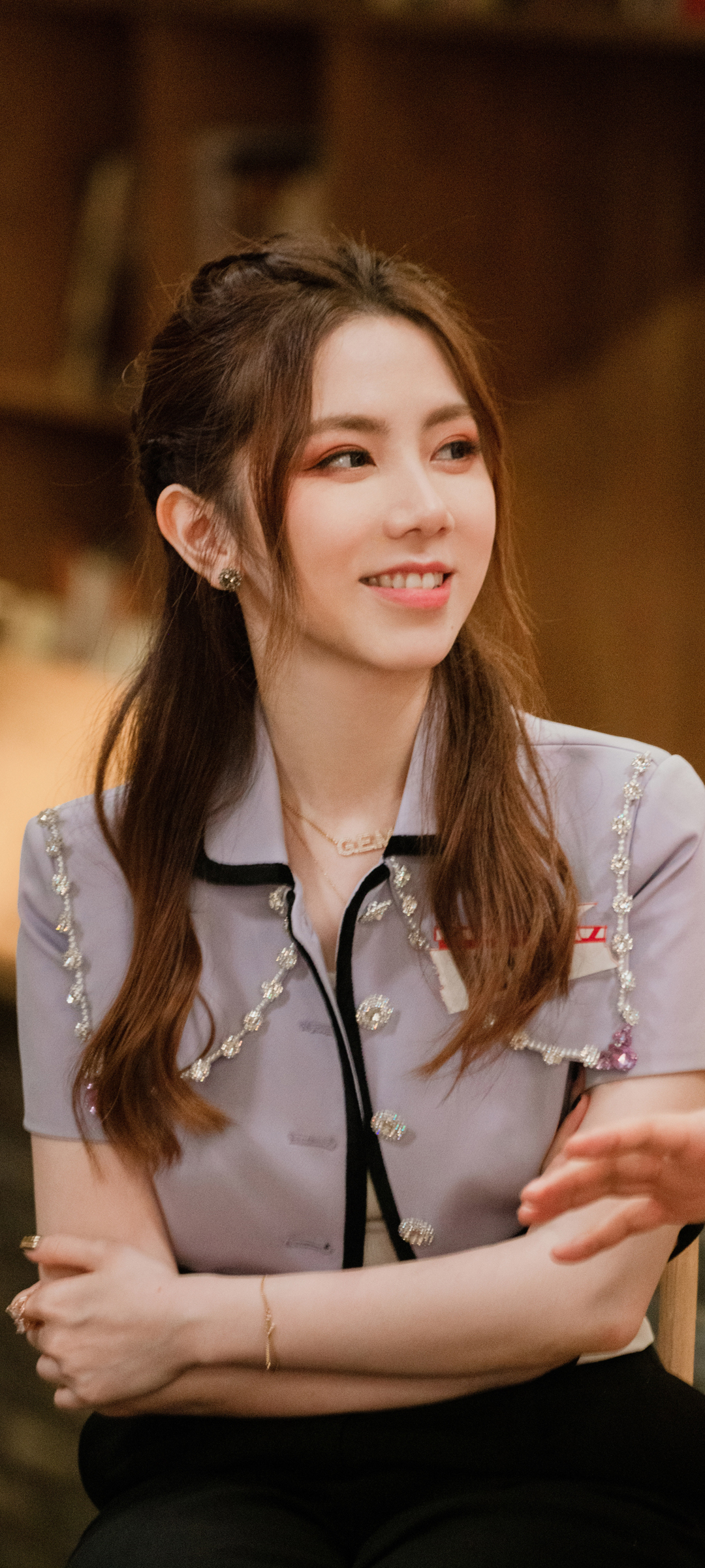 邓紫棋全面屏手机壁纸，美女高清大图，免费下载尽享！