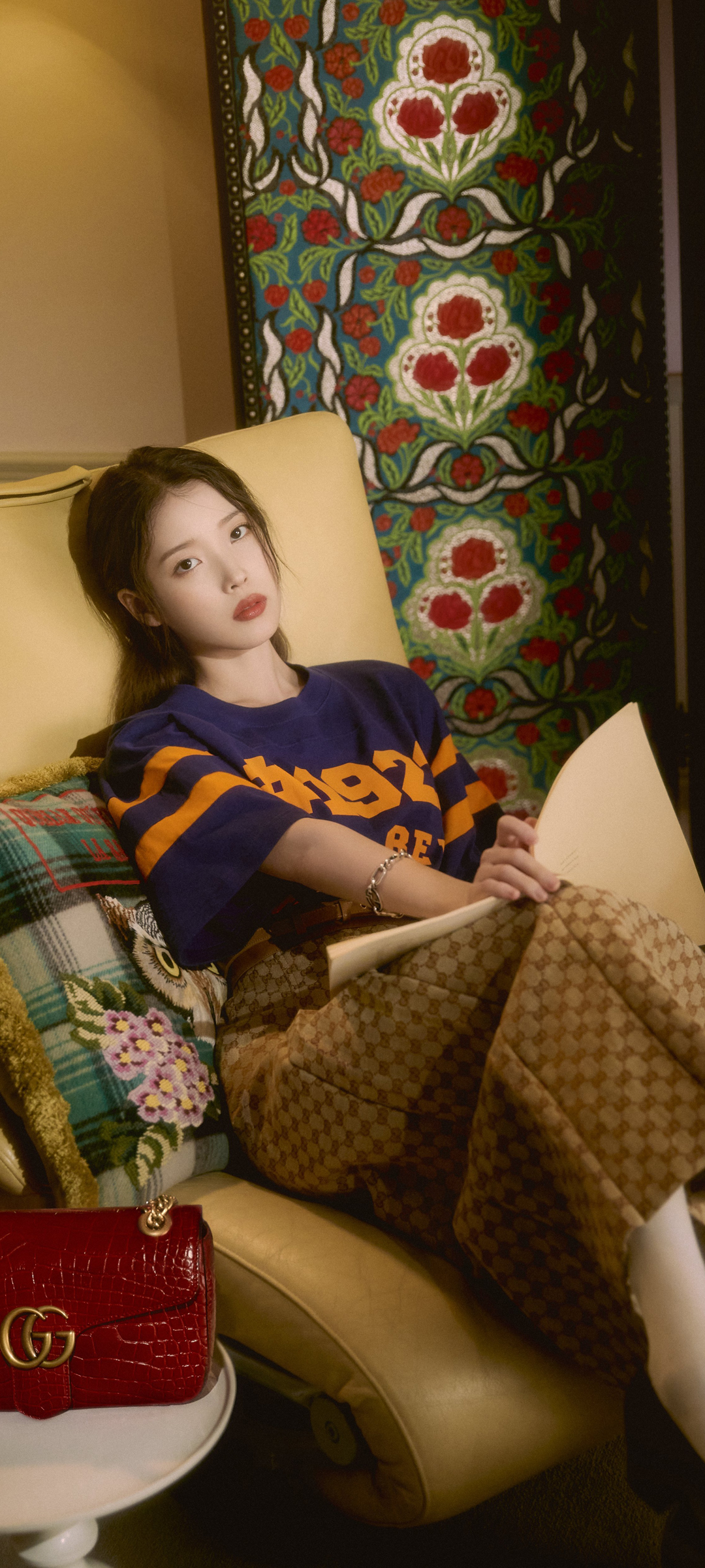 李知恩 IU 居家沙发美照，全屏美女壁纸，免费下载畅享
