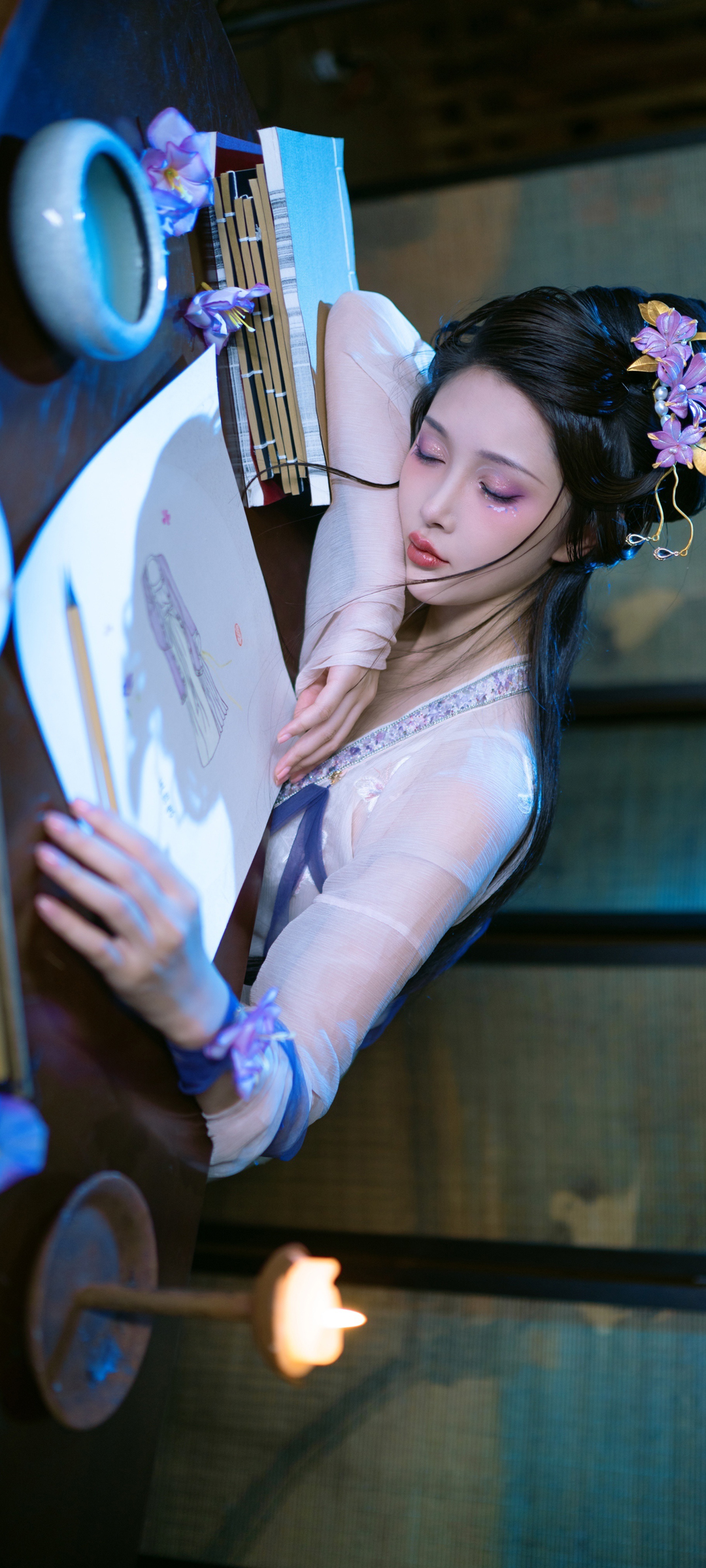 绝美古装古风美女，闭眼静思，笔墨纸砚间绽放，免费下载中国风手机壁纸